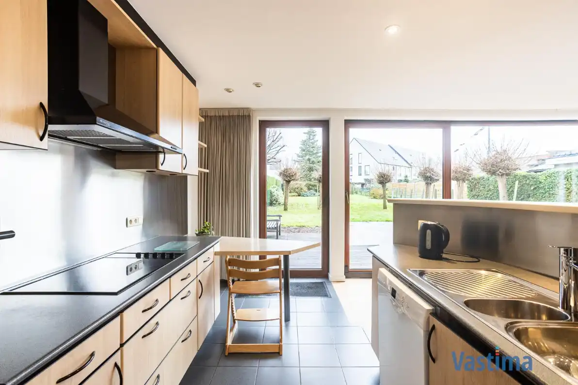 Ruime halfopen gezinswoning met praktijkruimte en tuin foto 9