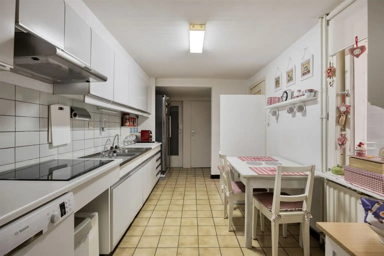 Prachtige karaktervolle stadswoning voorzien van 6 slaapkamers, ruime buitenkoer en vrijstaande garage in het centrum van Maaseik.  foto 13