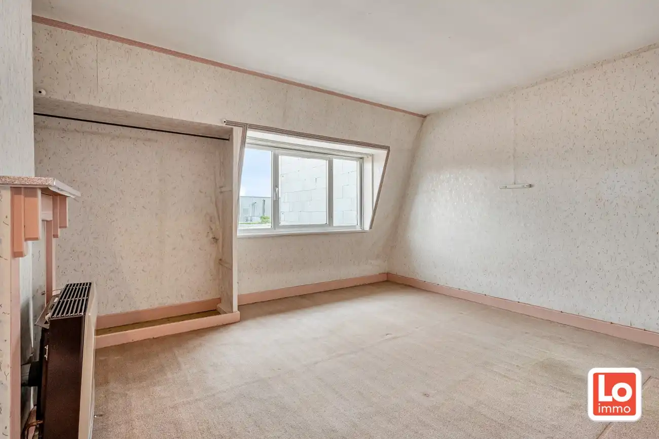 Volledig te renoveren gesloten woning met afzonderlijke garage en een leuke stadstuin op een toplocatie nabij het centrum van Lochristi! foto 11
