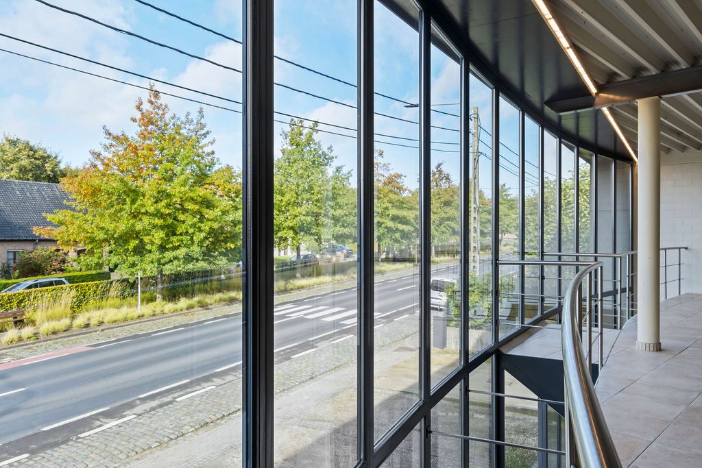 Exclusief bedrijfsgebouw met woonhuis op 1926 m² foto 6