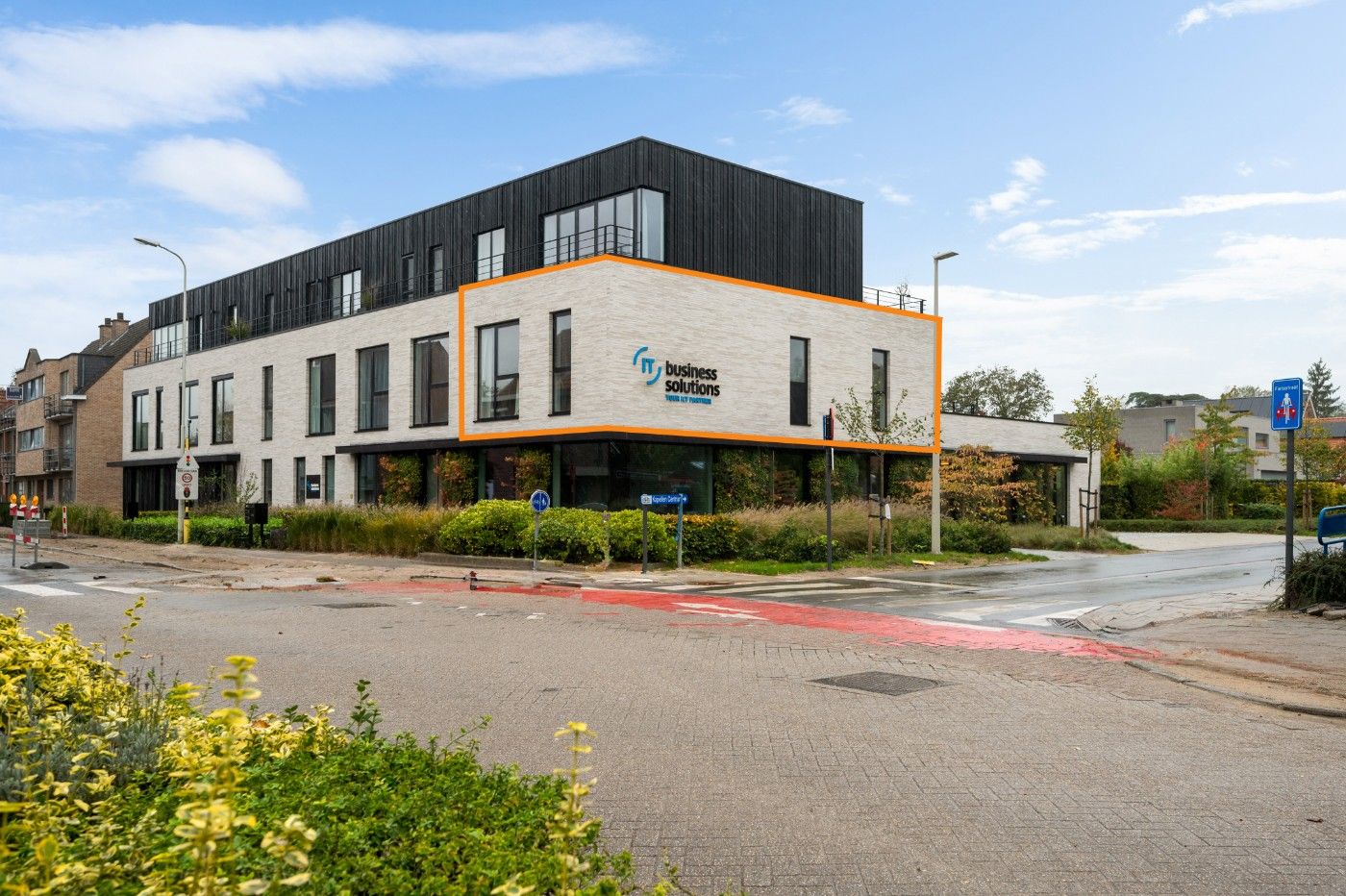 Instapklaar app. op 1ste verd. met 2 slpk., terras en autostaanplaats foto {{pictureIndex}}