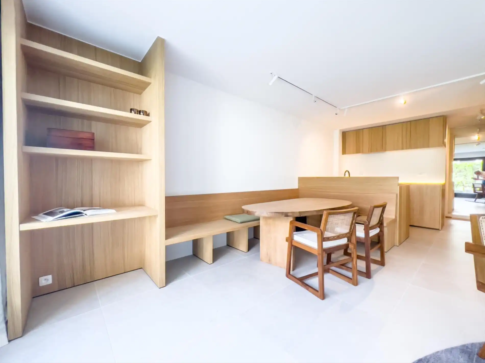 Prachtig gerenoveerd gelijkvloersappartement met zuidgerichte tuin, centraal gelegen op de Dumortierlaan vlakbij het Driehoeksplein.  foto 7