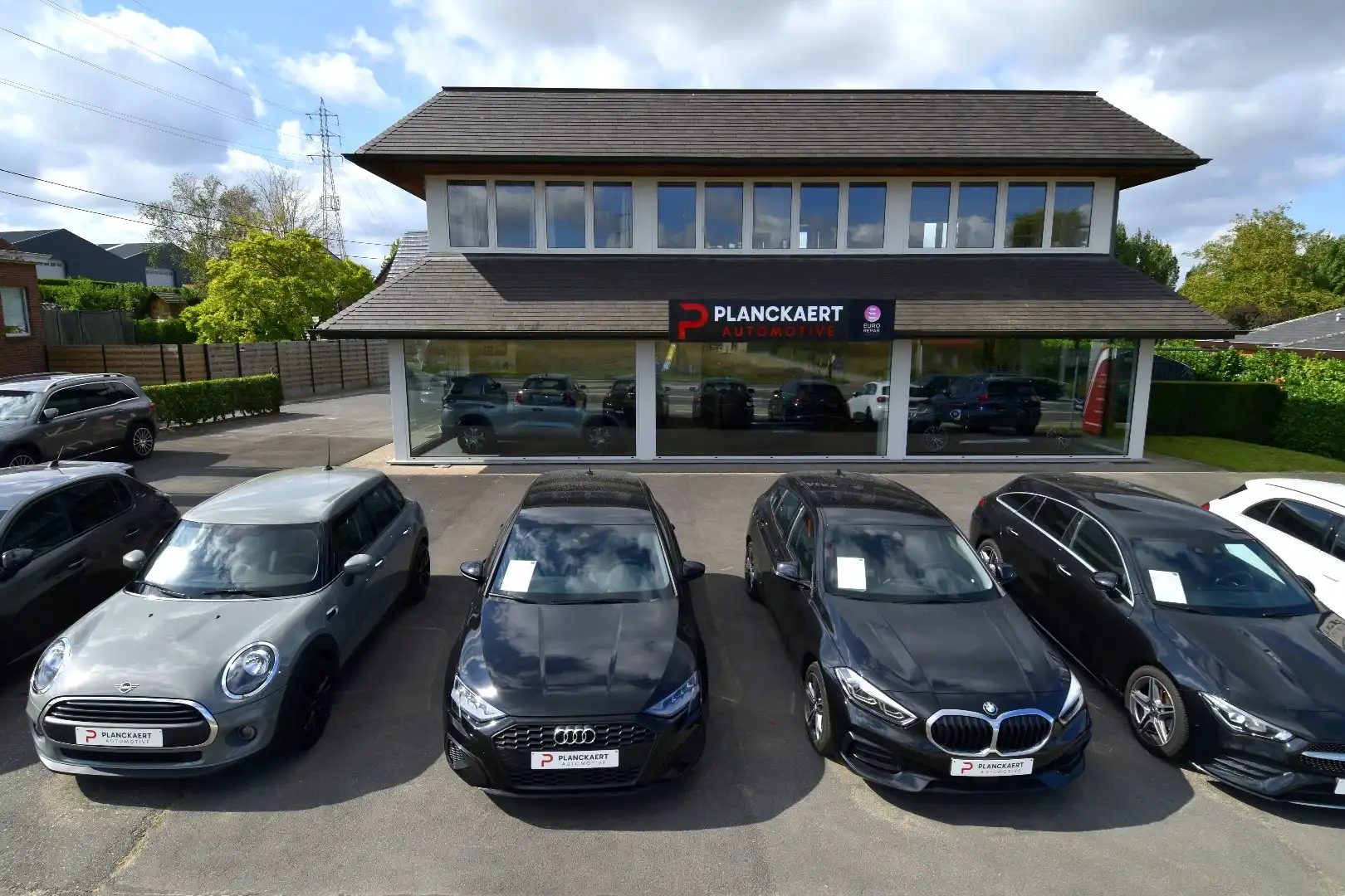 Commercieel pand met showroom, atelier, parking én bovenliggend appartement te koop in Bellegem foto 3