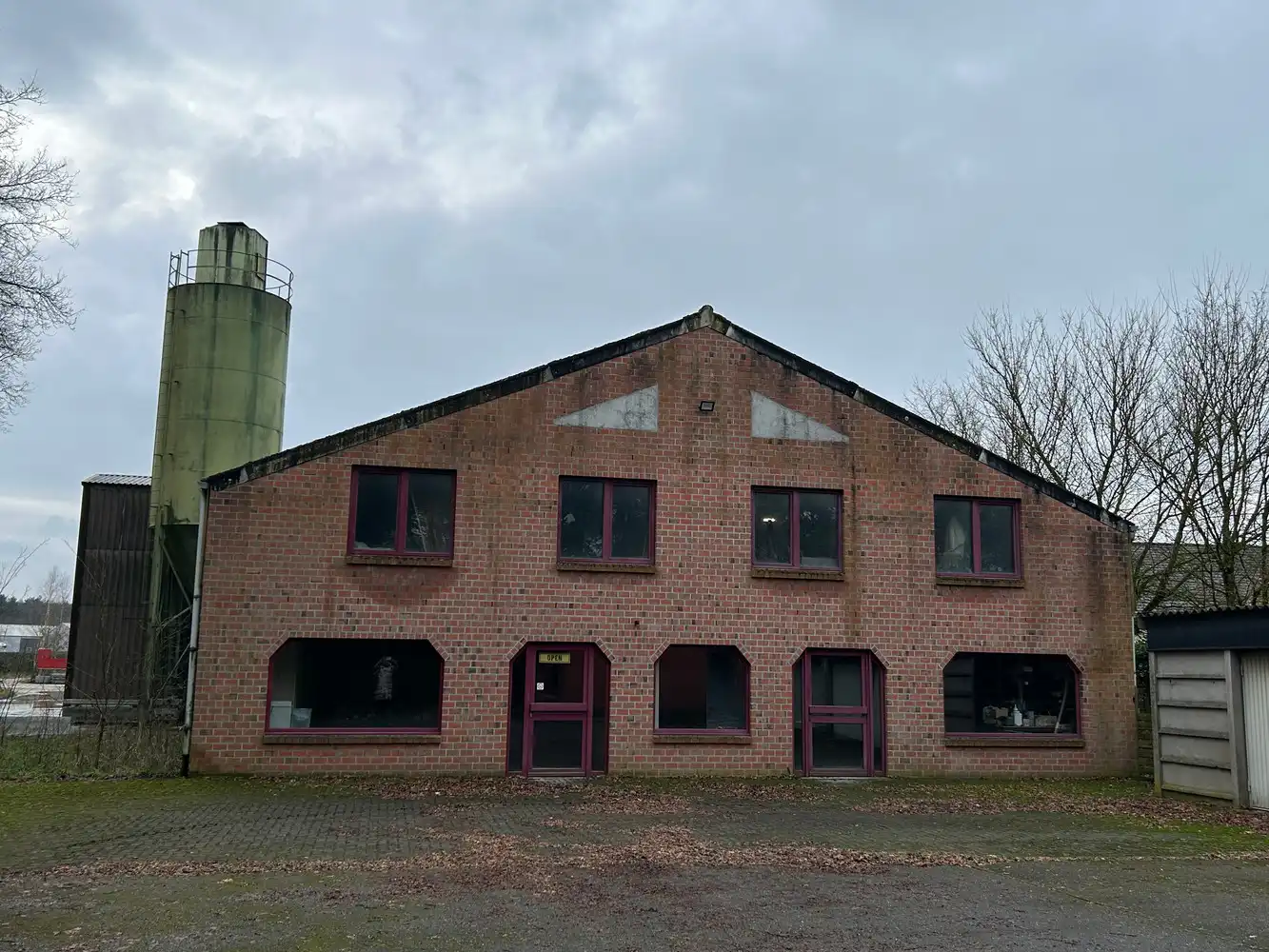 BEDRIJGSPANDEN MET KANTOREN EN MACHINES EN ROLLEND MATERIEEL foto 2