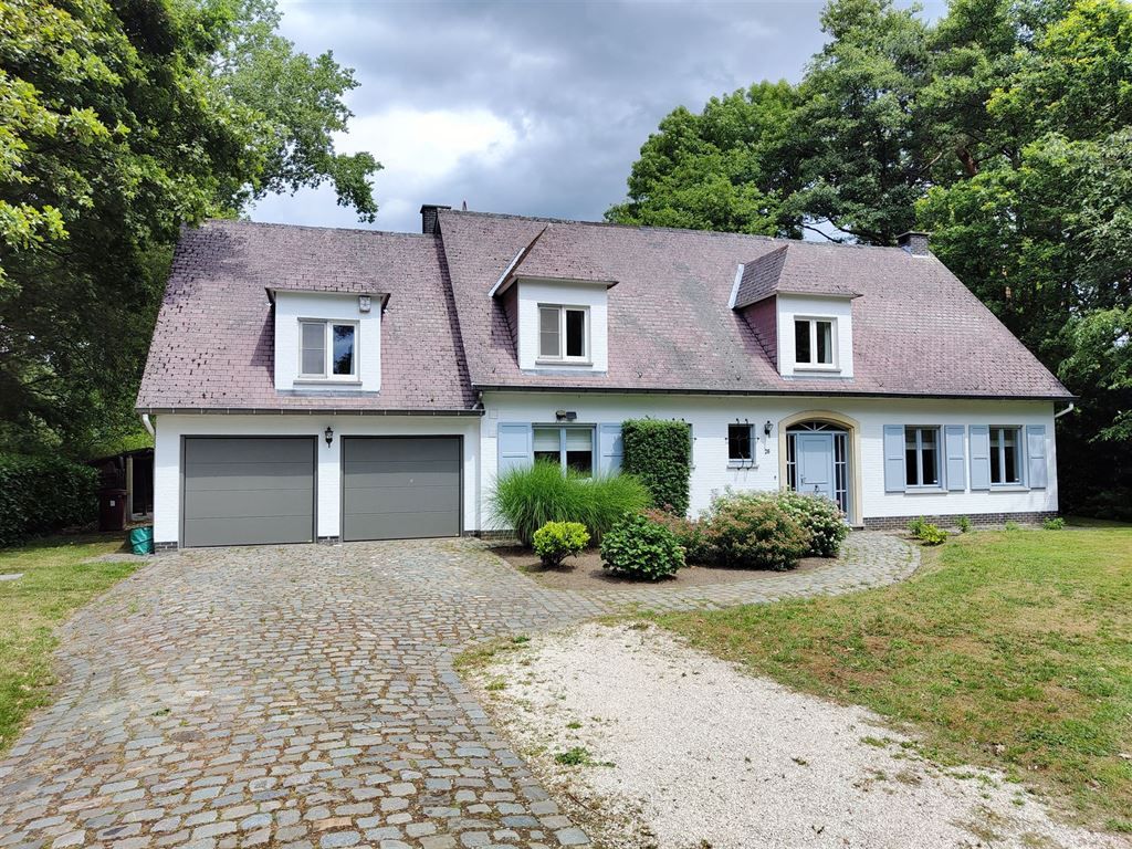Villa in rustige straat foto {{pictureIndex}}
