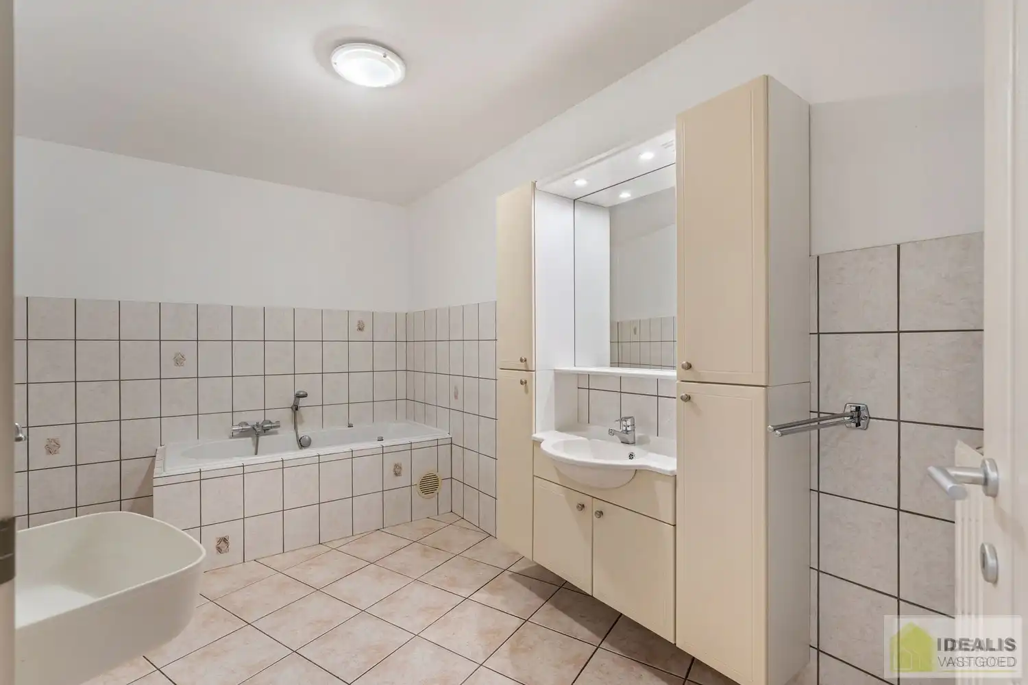 IDEALIS VASTGOED – INSTAPKLAAR GELIJKVLOERS APPARTEMENT MET LICHTRIJKE LEEFRUIMTE,  RUIME OPEN KEUKEN, BADKAMER, SLAAPKAMER EN AUTOSTAANPLAATS OP EEN GUNSTIGE LOCATIE NABIJ HET CENTRUM VAN PELT! foto 12