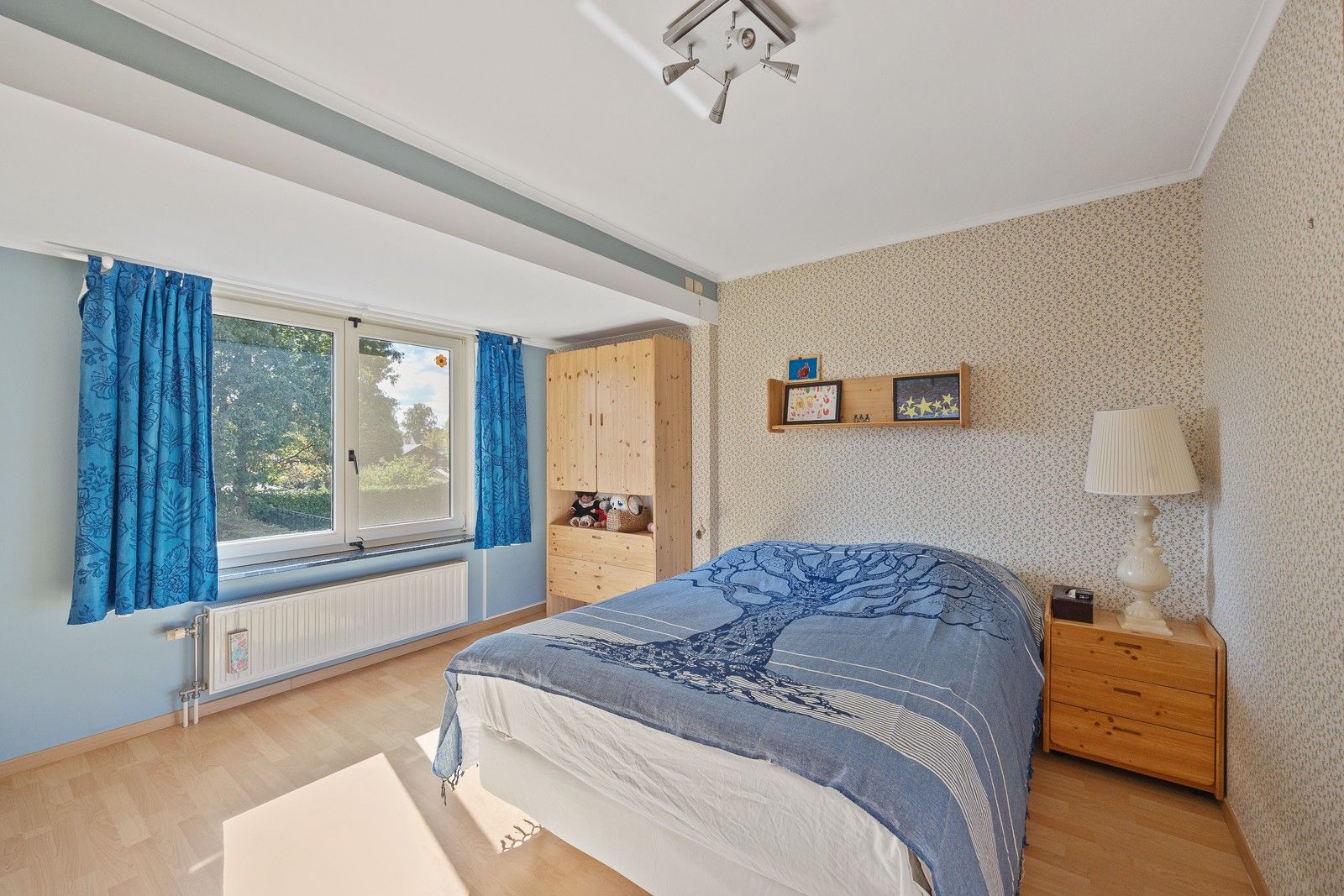 Volledig gemeubeld en instapklare woning met 3 slaapkamers en zeer leuke en zonnige tuin. foto 10