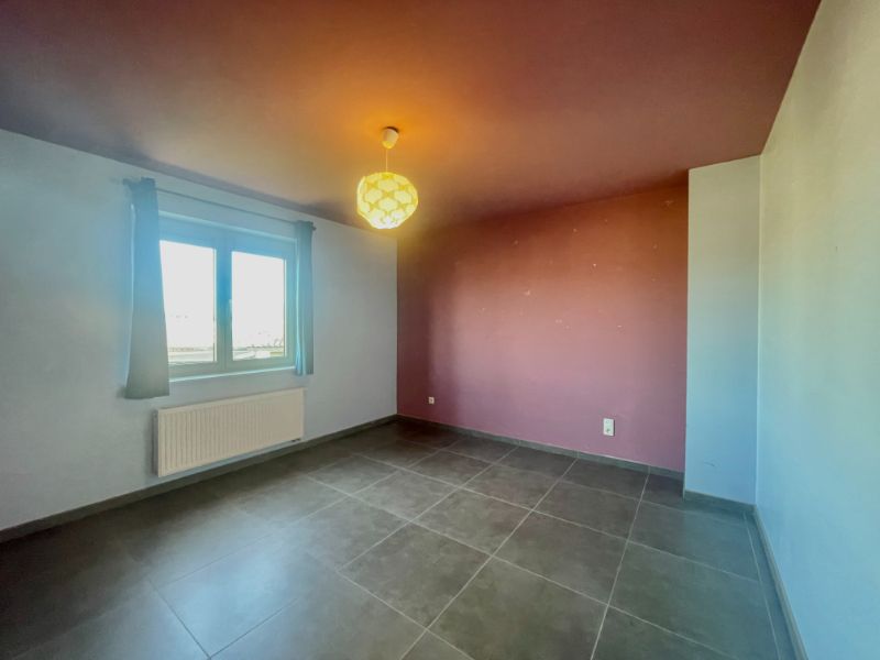 RECENTE HALFOPEN BEBOUWING MET DRIE SLAAPKAMERS EN GARAGE TE HUUR foto 8