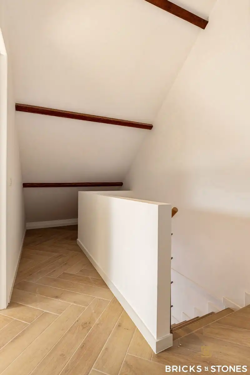 Zeer ruime halfopen bebouwing met praktrijkruimte en prachtige tuin foto 11