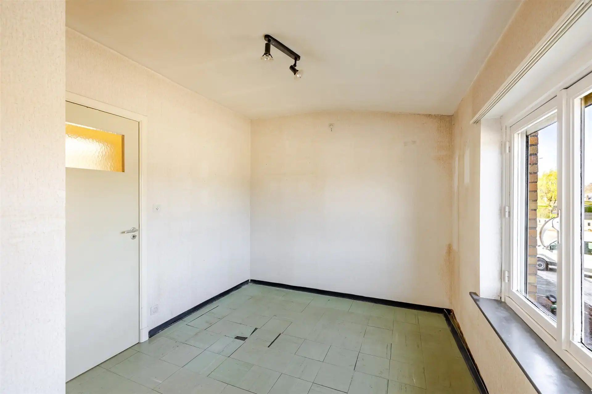 Te renoveren woning met 4 slpk en tuin foto 15