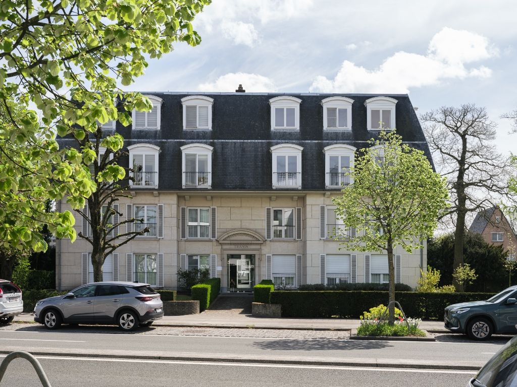 Ruim en stijlvol 4 slpk-appartement (bew.opp. 274 m2) met terras, gelegen op de eerste verdieping van de standingvolle residentie ‘Trianon’ op slechts 10 minuten van 'Centrum Gent'. foto 11