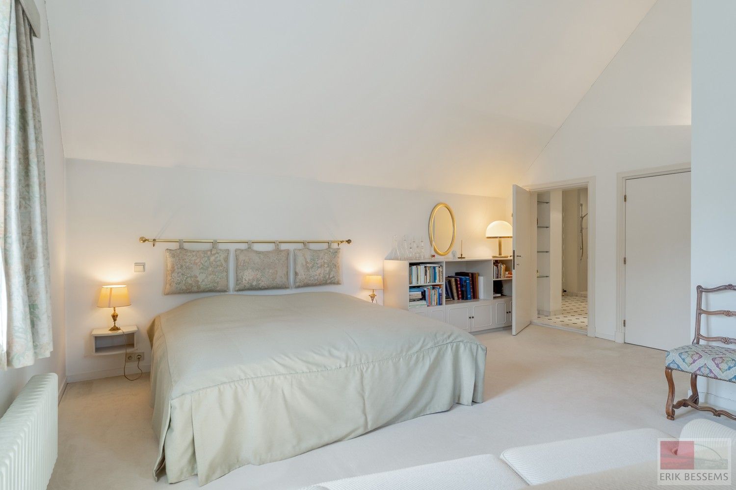 Prachtige vrijstaande villa met Franse allure, gelegen op een royaal perceel van 1.211 m², biedt een riante woonoppervlakte van 309 m² foto 16