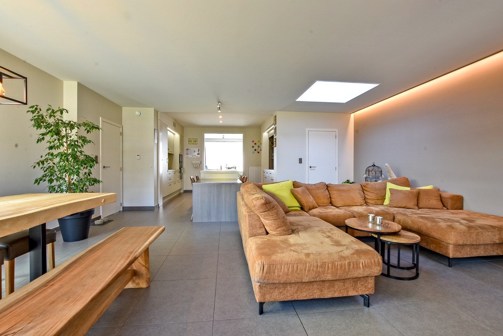 Stijlvol gerenoveerde woning met 4/5 slaapkamers en 2 garages te Diksmuide! foto 2