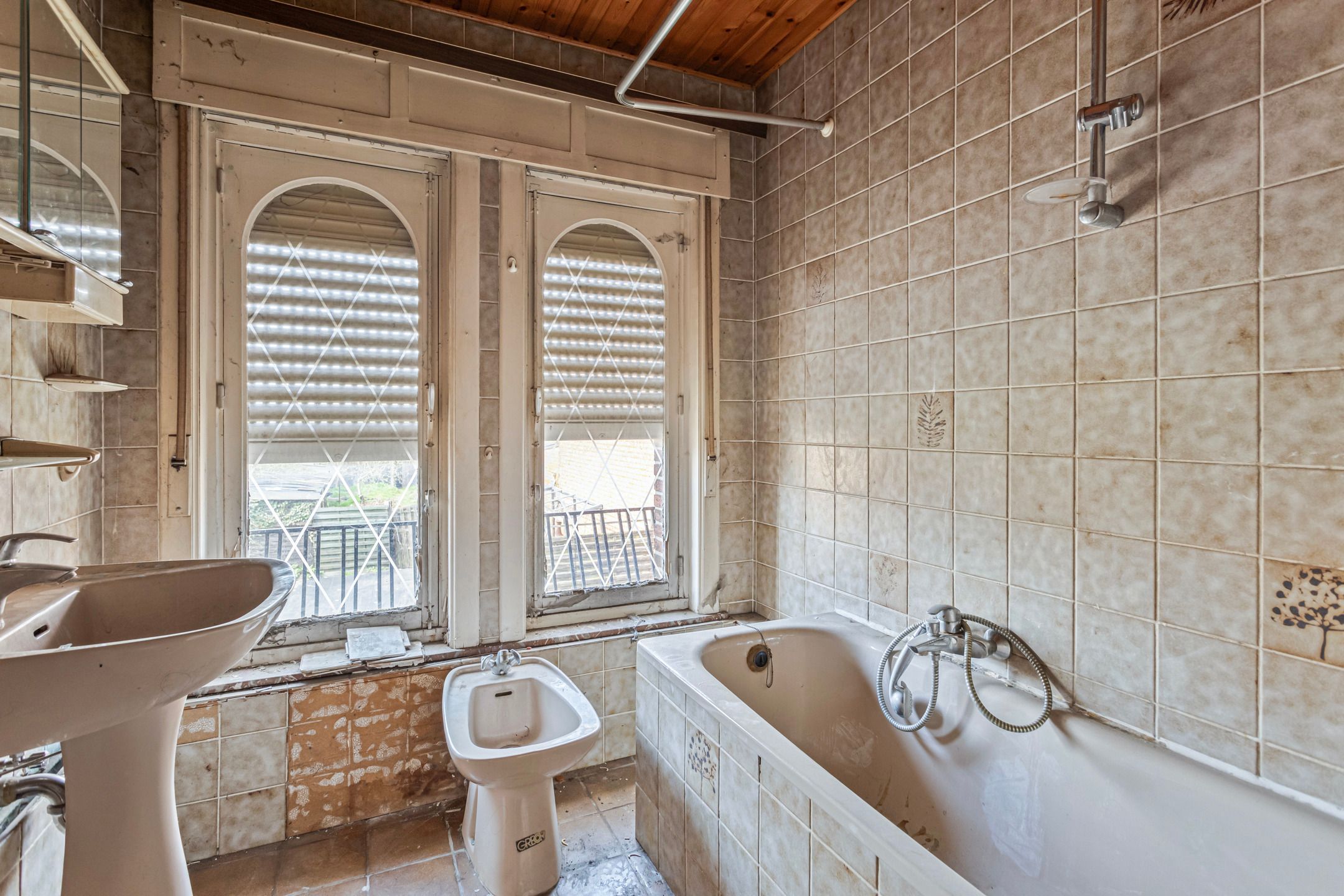 Ruime, te renoveren woning op toplocatie foto 9