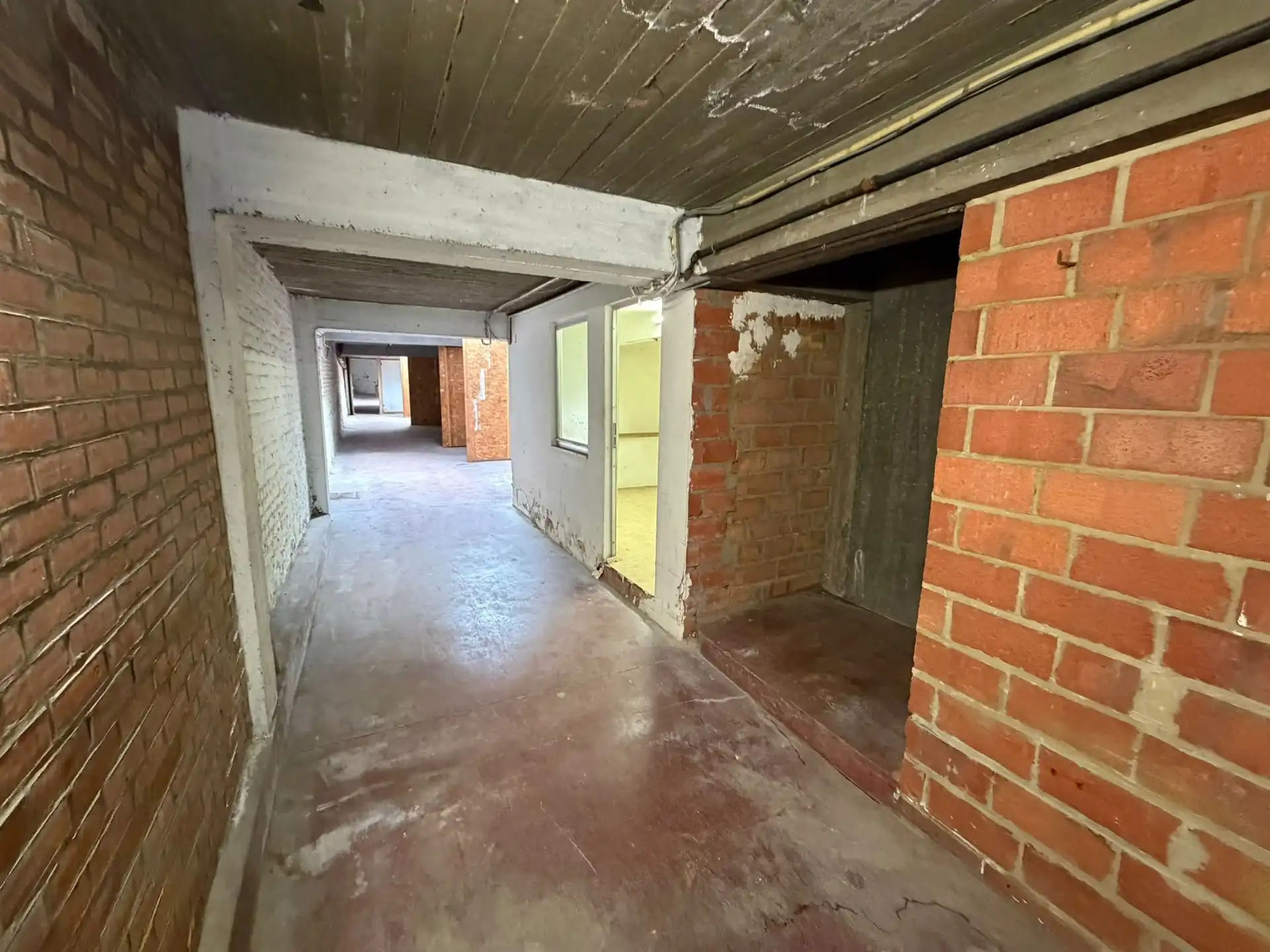 Dubbele bestemming: Parking / Opslagruimte van ±185m² foto 3