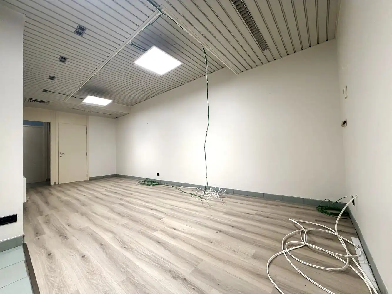 Ruim handelspand (161m²) op topligging in Torhout! foto 8