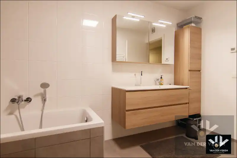 Energiezuinig, ruim en lichtrijk appartement met 2 slaapkamers en 2 terrassen op een goed bereikbare locatie foto 8