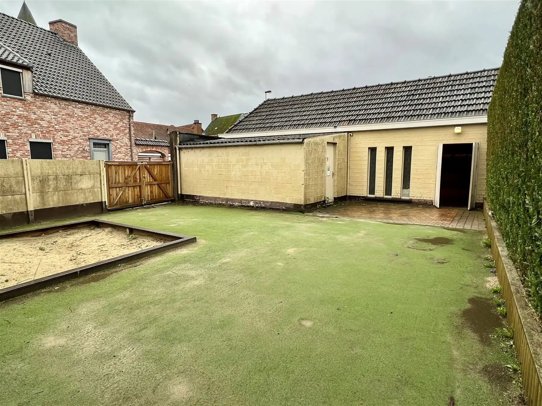 Veelzijdig en ruim commercieel pand met woonst foto 5