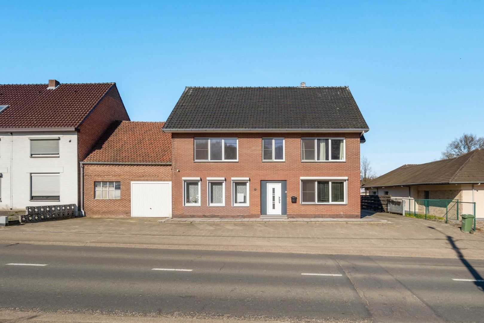 Zeer ruime gezinswoning met vergunning voor creëren van tweewoonst op een perceel van 12a31ca nabij het centrum van Opoeteren!  foto 2