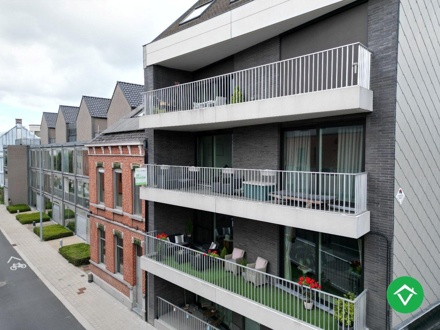 Appartement met twee slaapkamers, garage en twee terrassen te Roeselare foto {{pictureIndex}}