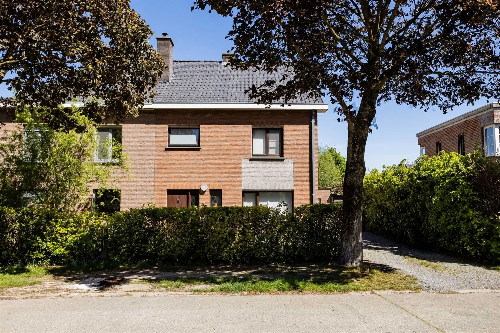 Ruime gezinswoning met 4 slaapkamers op toplocatie in Drongen foto {{pictureIndex}}