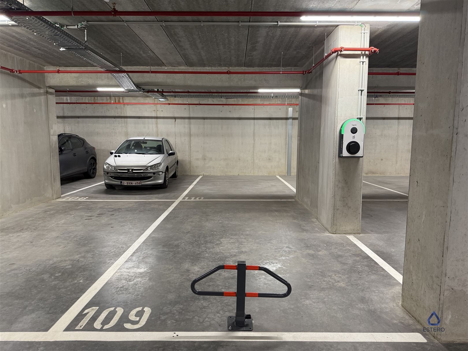 Ondergrondse dubbele staanplaats beschikbaar in het complex 'Left'.  foto 2