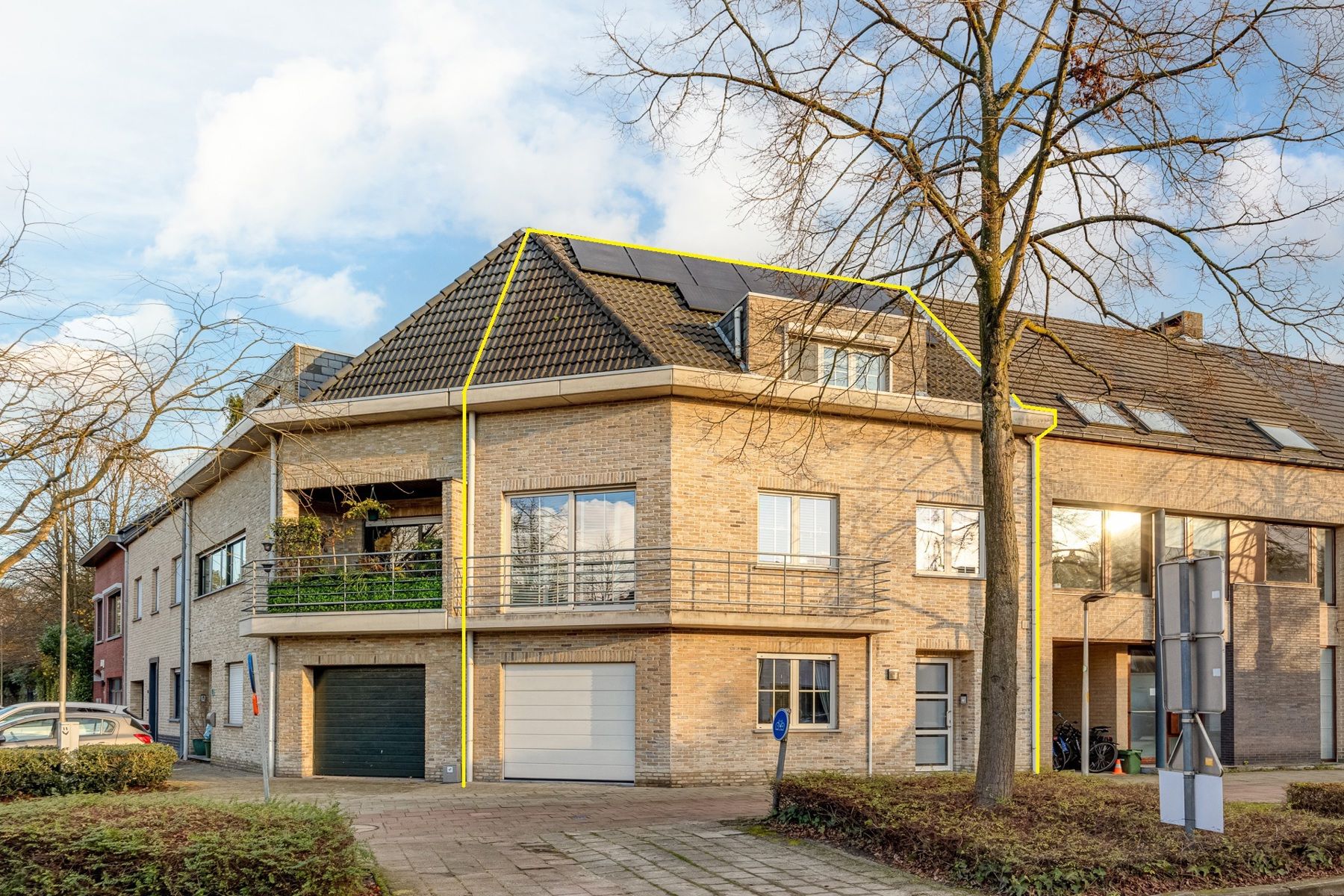 Goed gelegen vernieuwde PRAKTIJK-woning met 3 slpk en garage foto {{pictureIndex}}