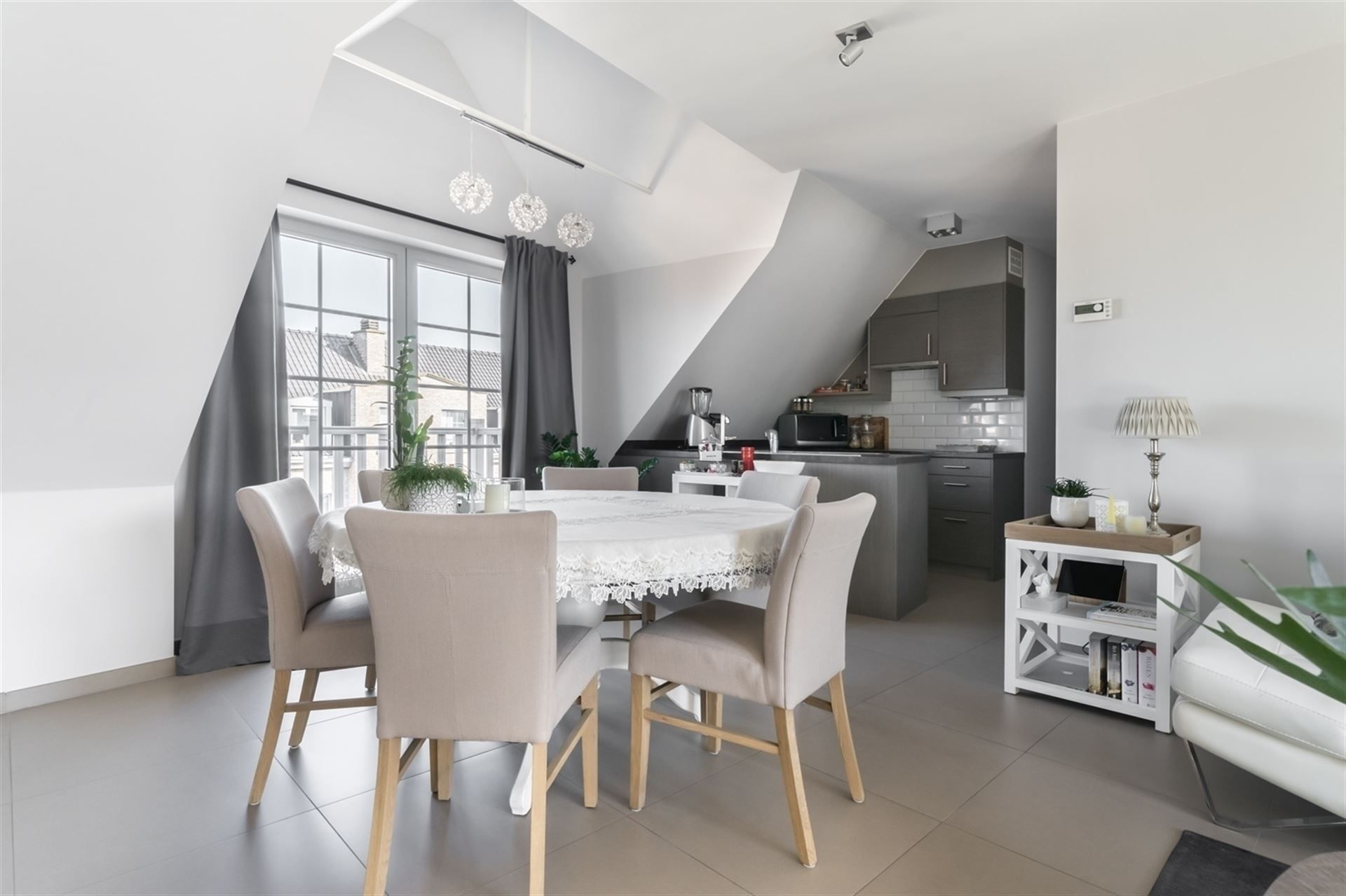 Prachtige penthouse met 2 slpk., groot zonneterras & autostaanplaats. foto 4