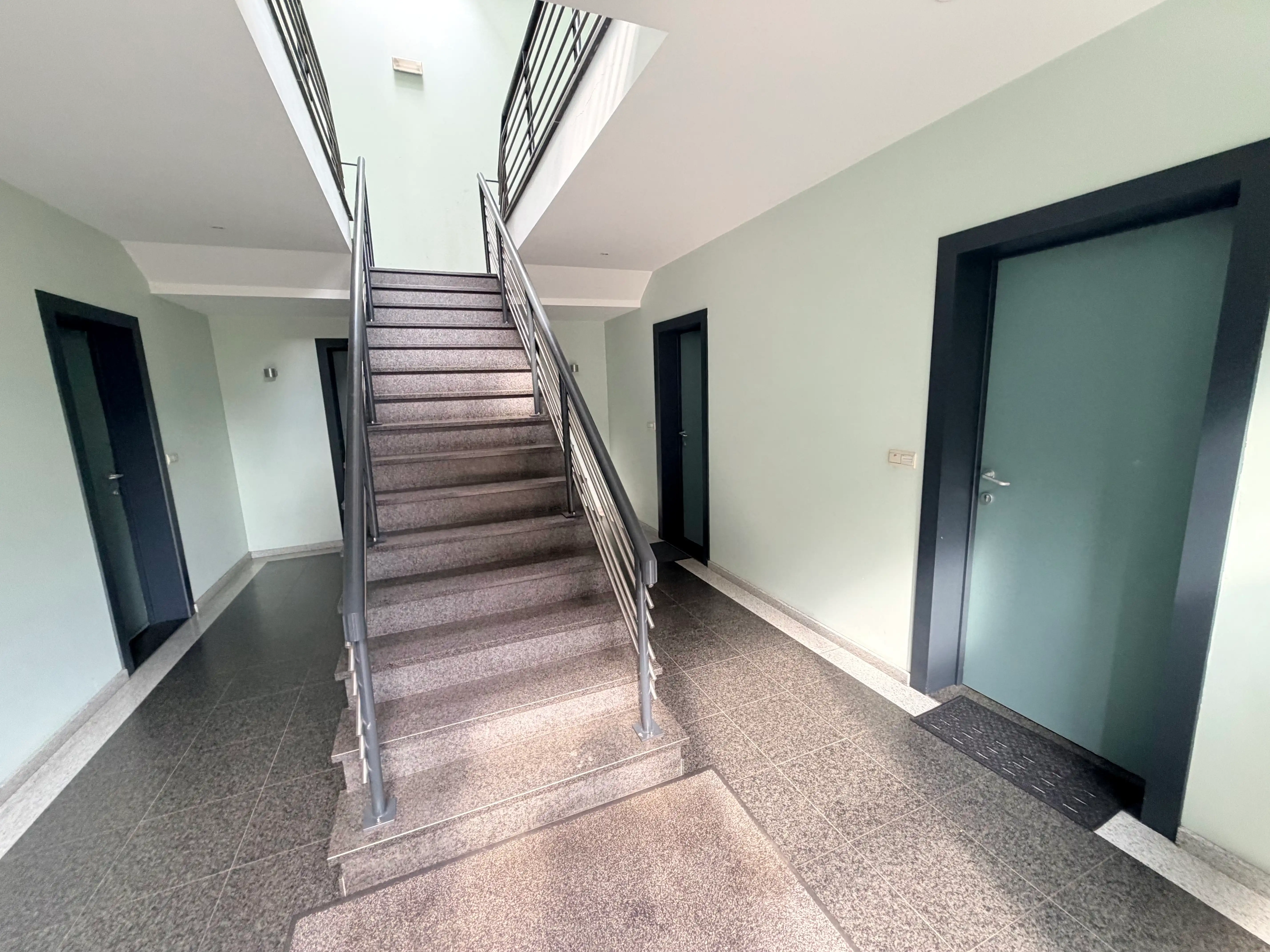 Genk, Keinkesstraat 20 bus 3: Rustig gelegen gelijkvloers appartement met 1 slaapkamer en garage. foto 3