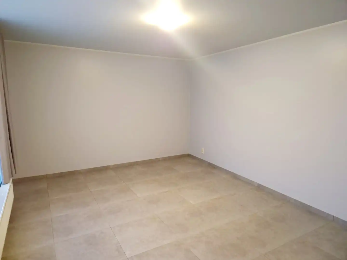 ZEER RUIM TWEE SLAAPKAMER APPARTEMENT OP HET GELIJKVLOERS foto 7