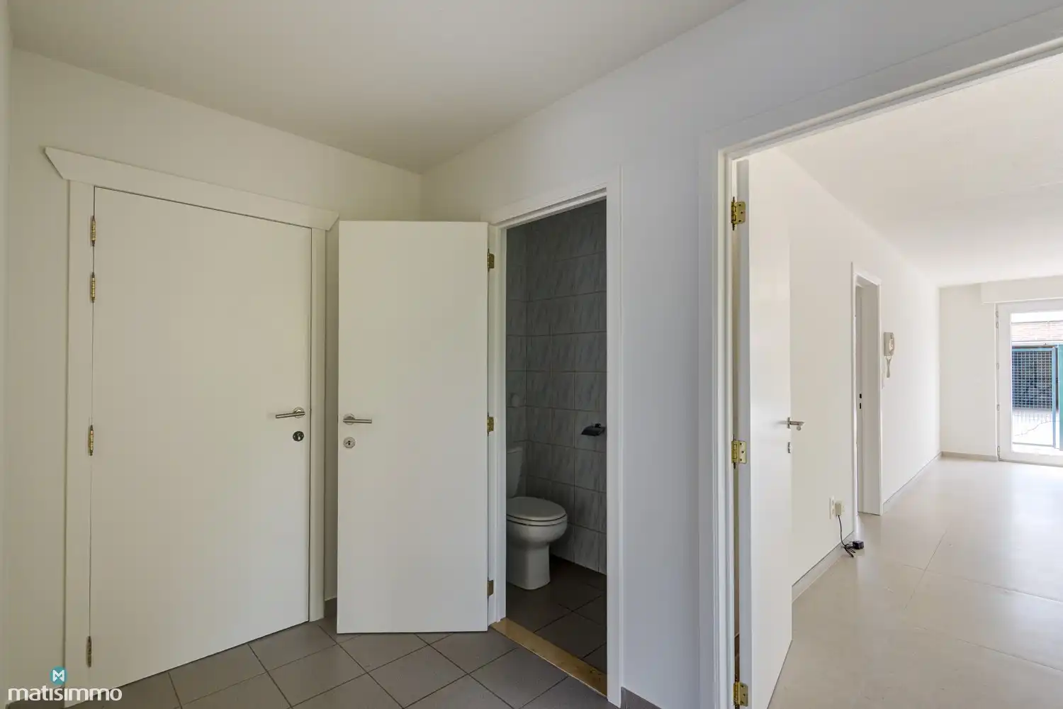 INSTAPKLAAR GELIJKVLOERS APPARTEMENT MET 2 SLAAPKAMERS, BERGING EN AUTOSTAANPLAATS NABIJ HET CENTRUM VAN BILZEN foto 2