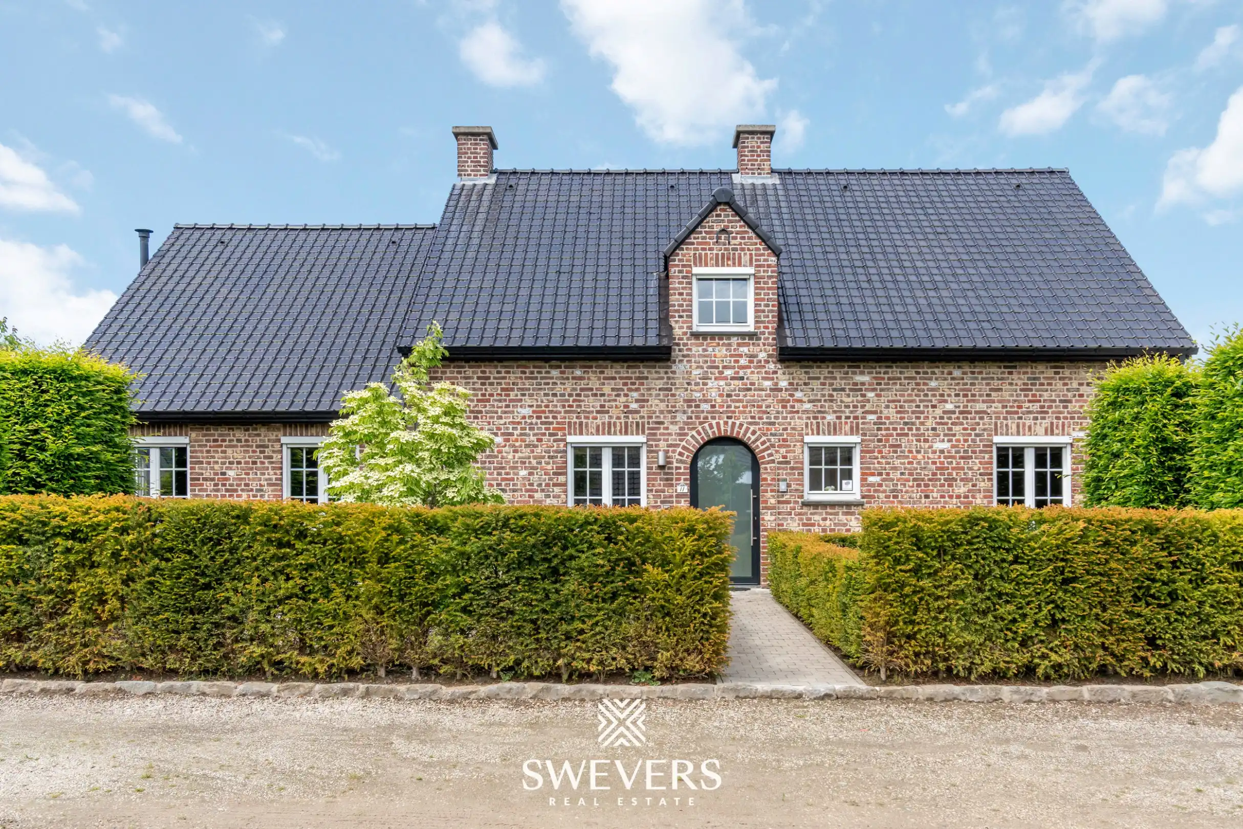 Ruime villa met 4 slaapkamers en prachtige tuin op 10a 49ca foto {{pictureIndex}}