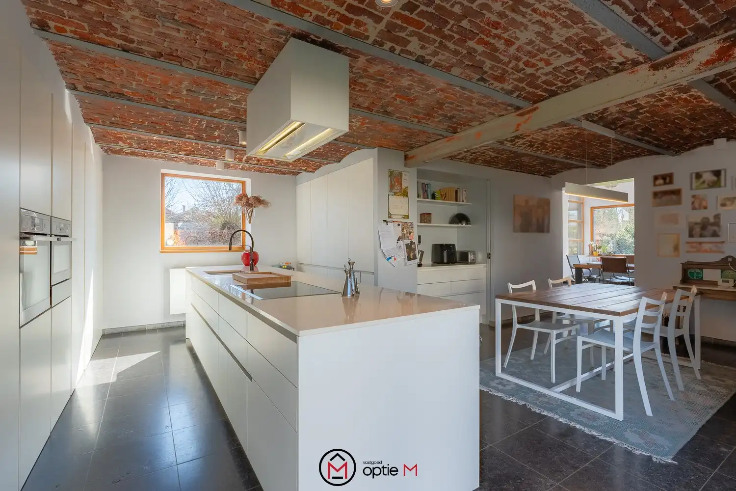 EXCLUSIEVE VIERKANTSHOEVE MET KARAKTER, RUIMTE EN UITZONDERLIJK WOONGEVOEL foto 8