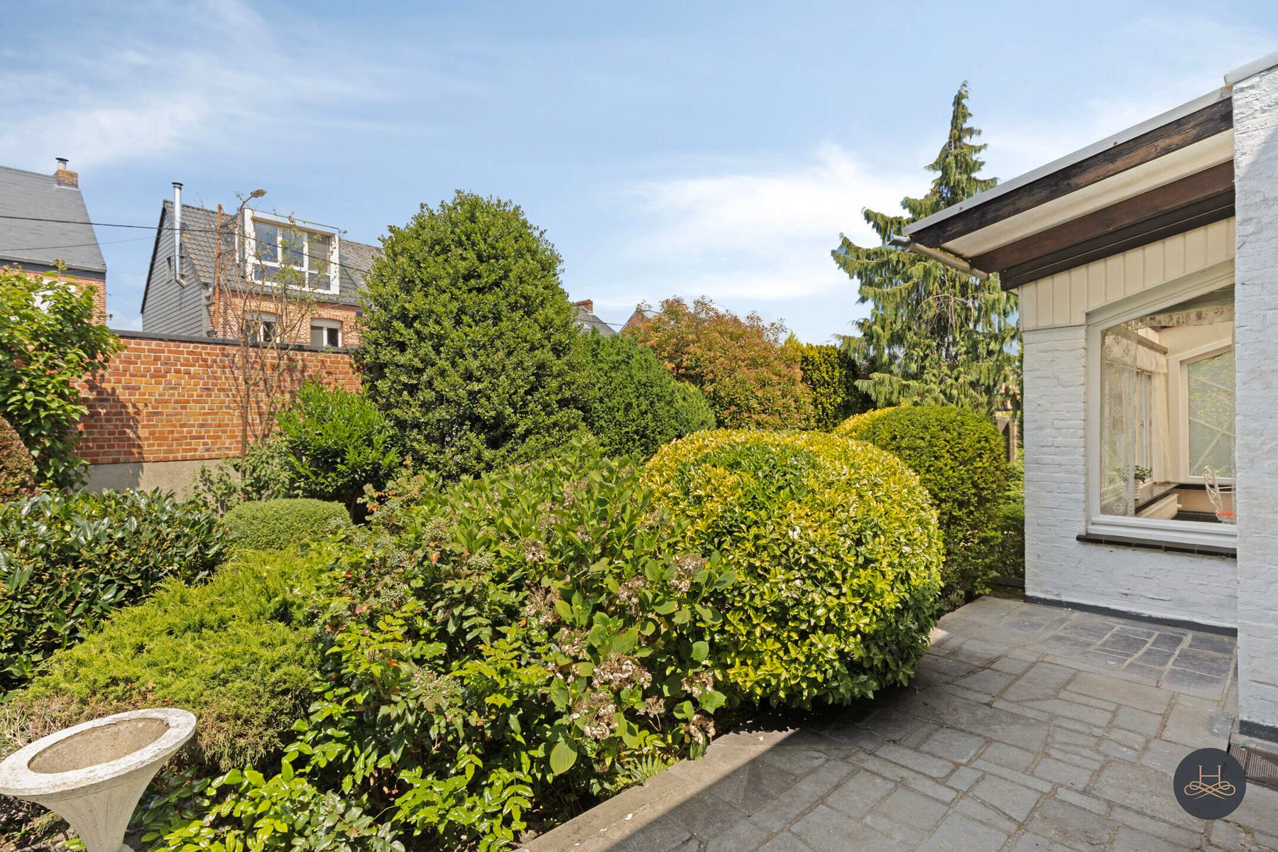 Karaktervolle, te renoveren woning, tuin en grote garage foto 24