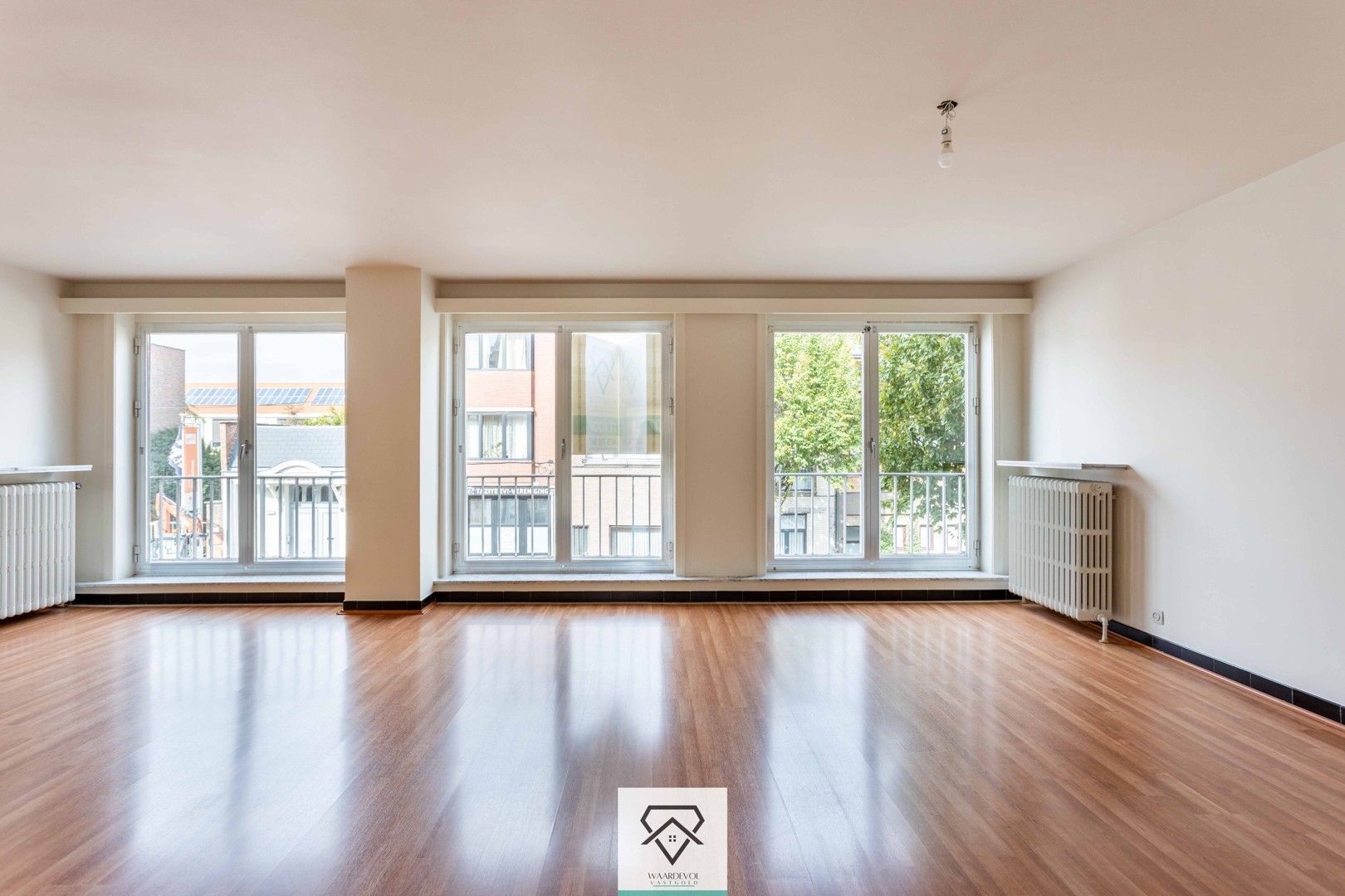 Ruim instapklaar appartement met 3 slaapkamers te Gent foto {{pictureIndex}}