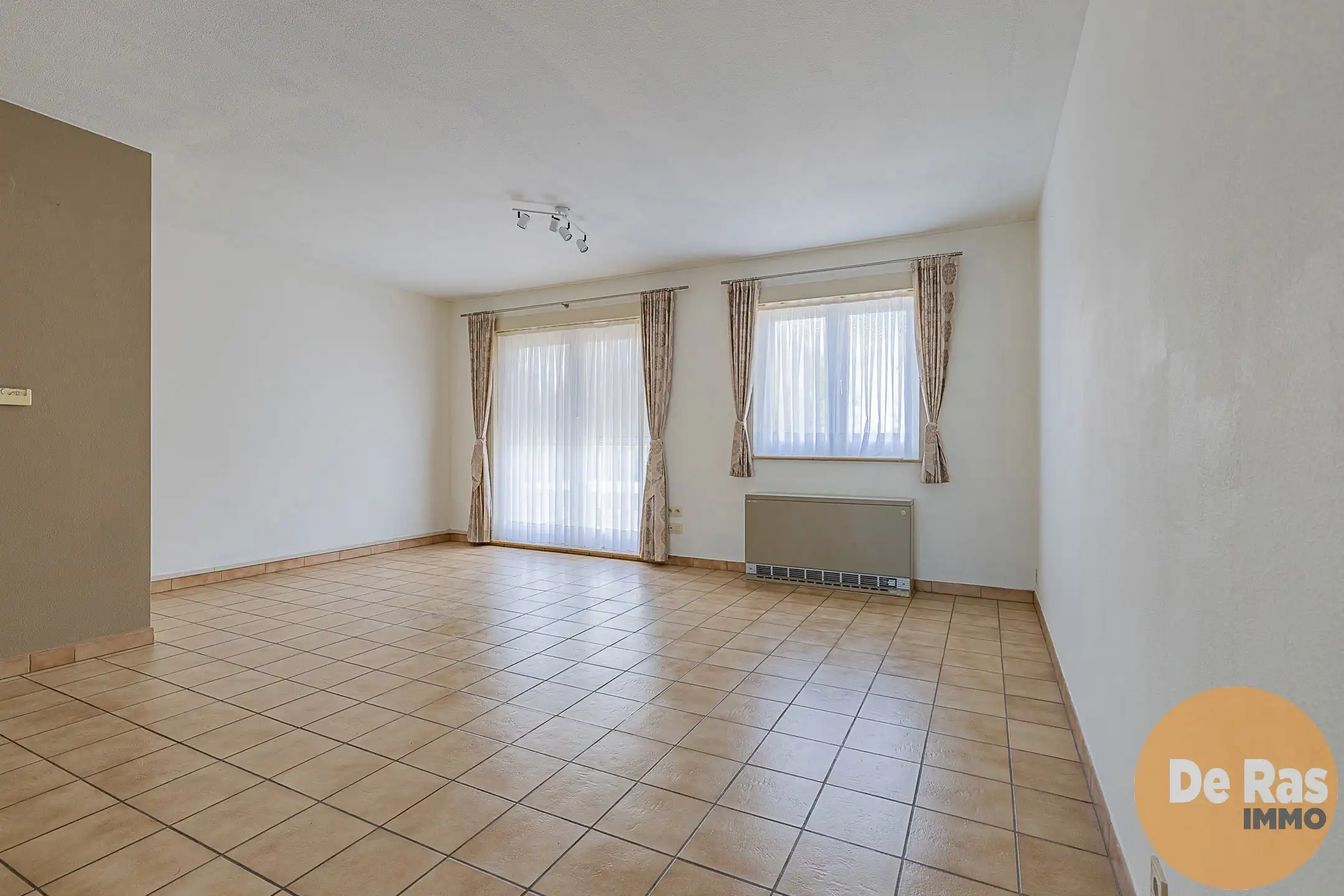 HERZELE- Ruim appartement met terras en garage. foto 6