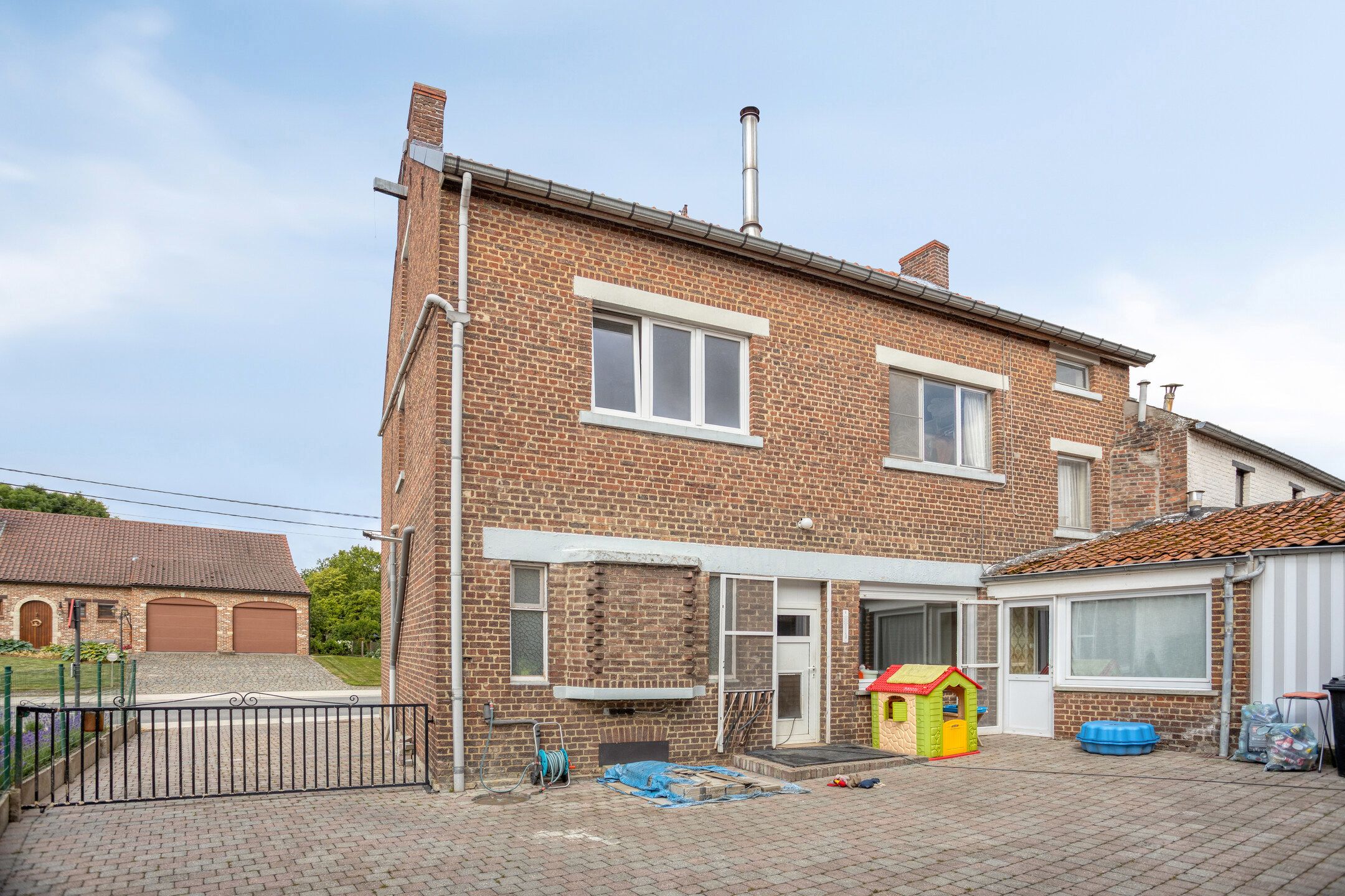 Ruime, deels gerenoveerde woning met veel potentieel foto 15