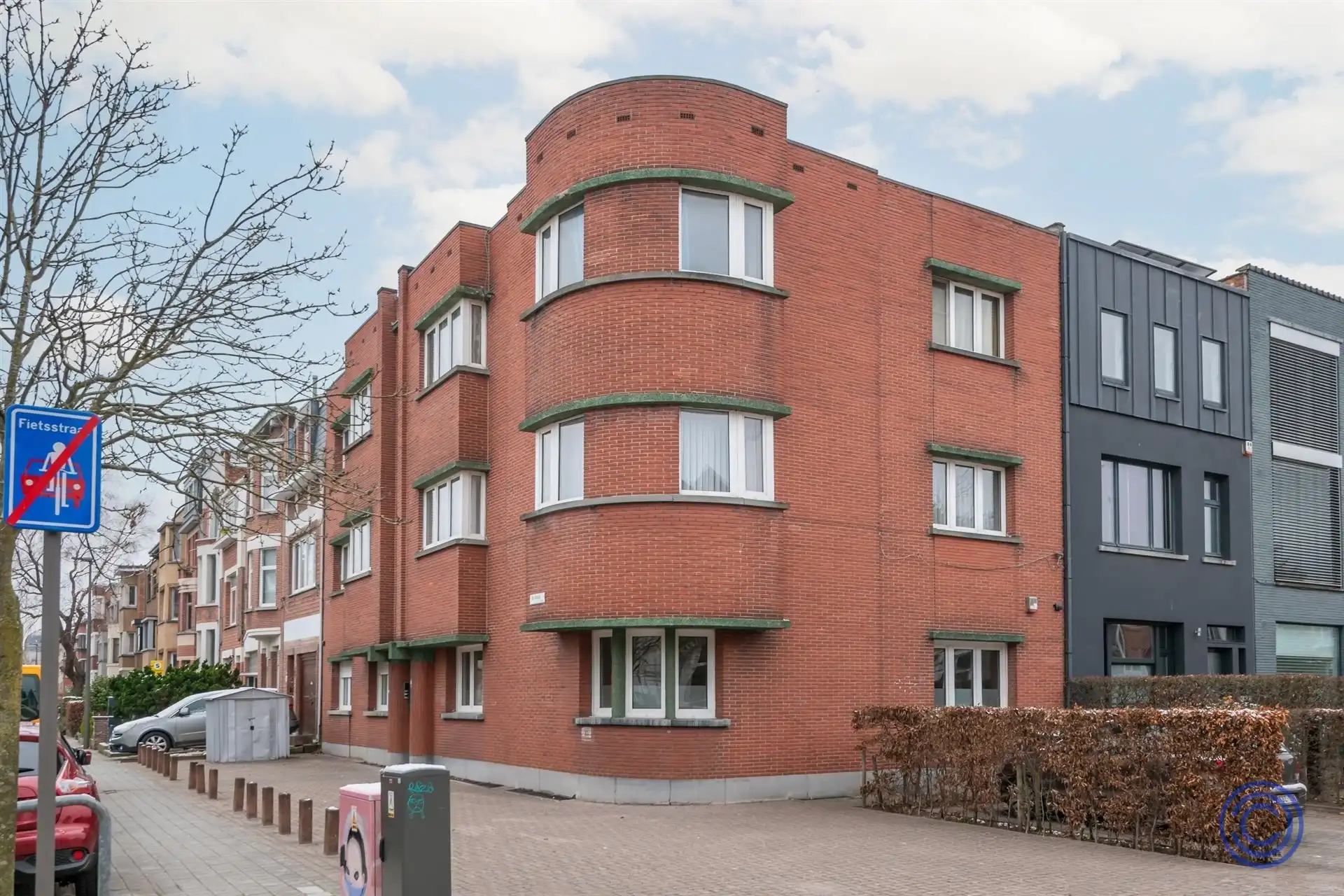 Prachtig gerenoveerd 1-slpk gelijkvloers met 2 parkings! foto 11