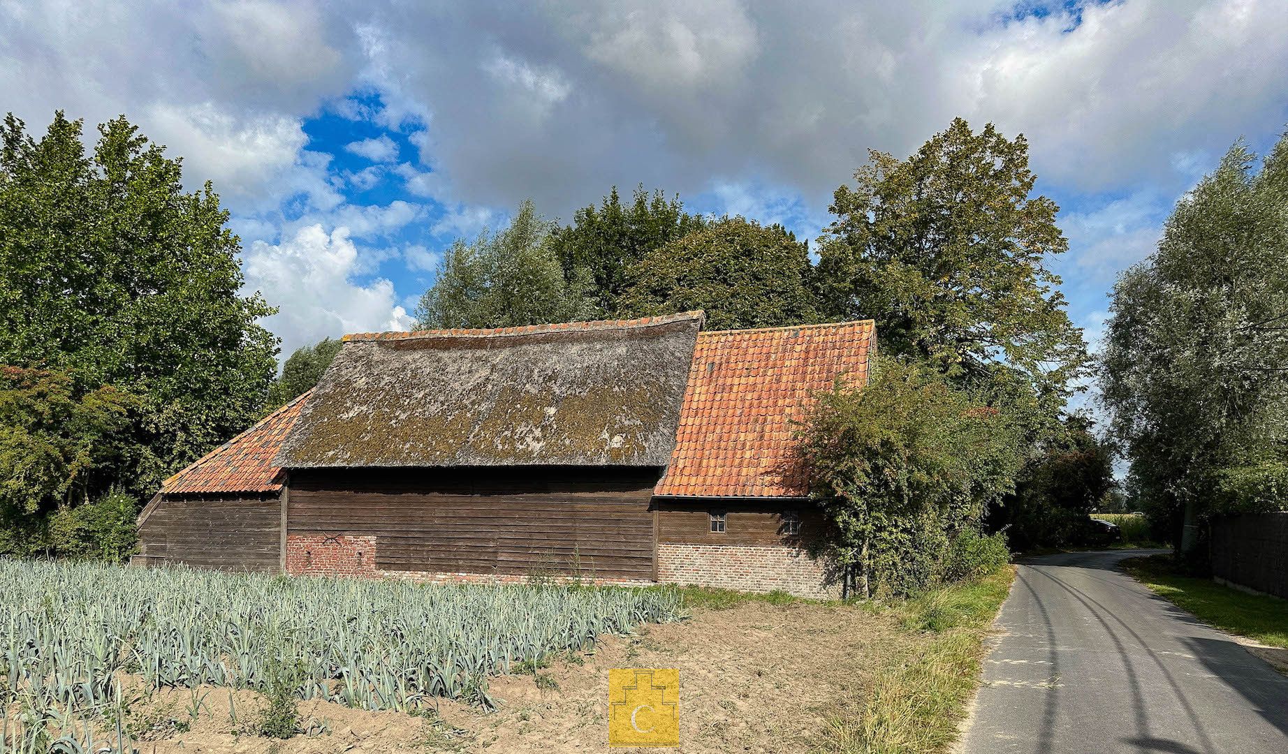 sfeervol landhuis met schuur, garage, zwemvijver en poolhouse, 3 paardenstallen, akkerland en weiland. Idyllische locatie te Torhout (Sint-Henricus), 2,55 ha foto 4