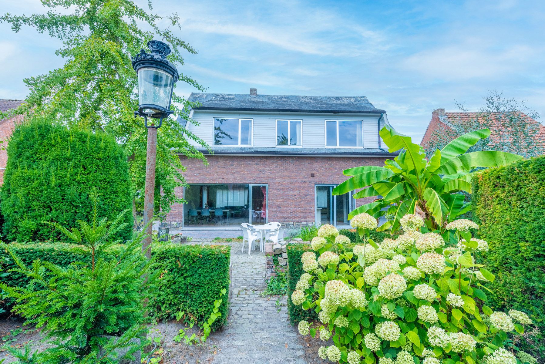 Ruime gezinswoning met 4 slpk, tuin en praktijkruimte  foto 2