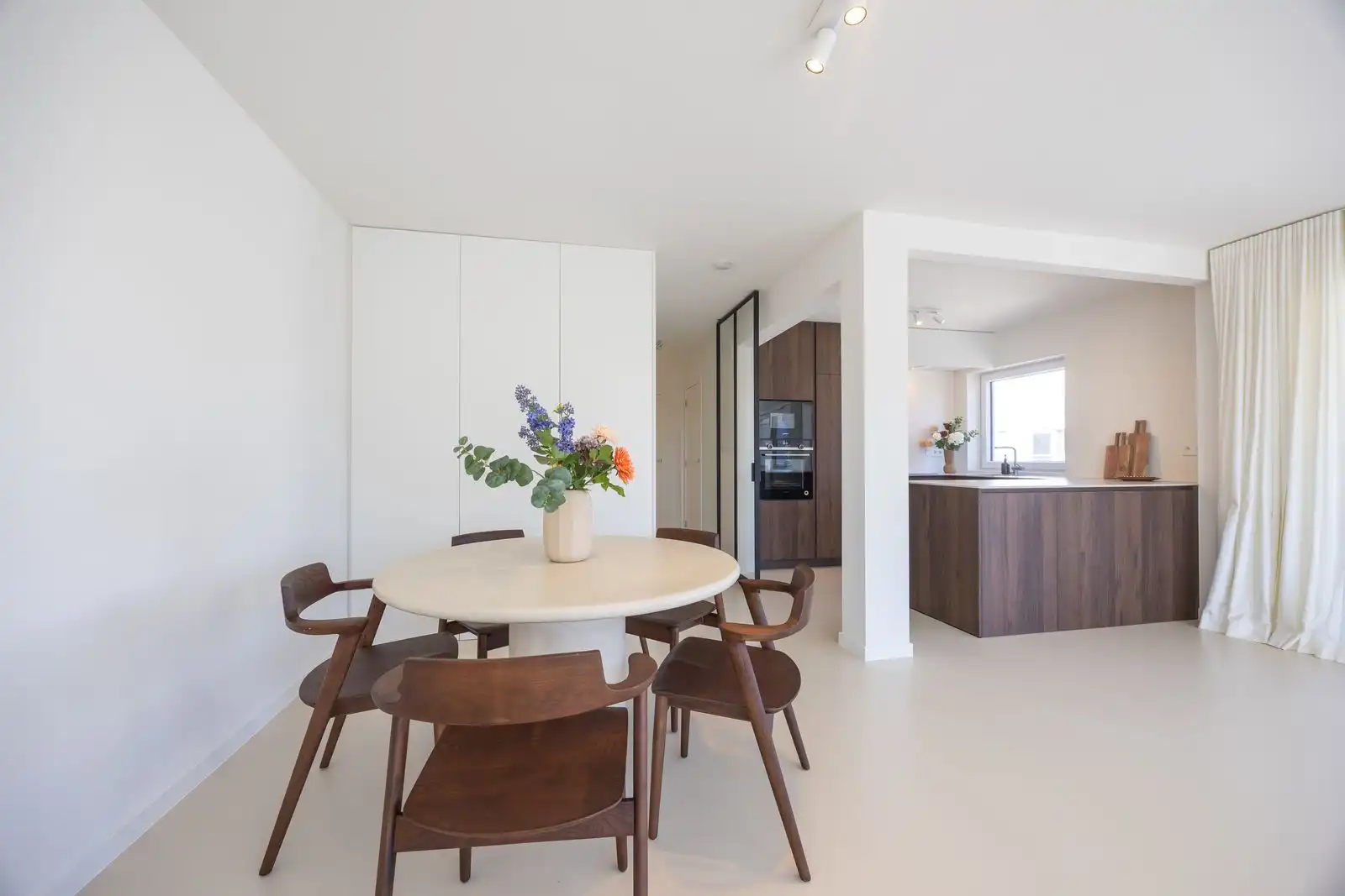 Gerenoveerd hoekappartement met terras , 3 slaapkamers, vlakbij zee foto 5