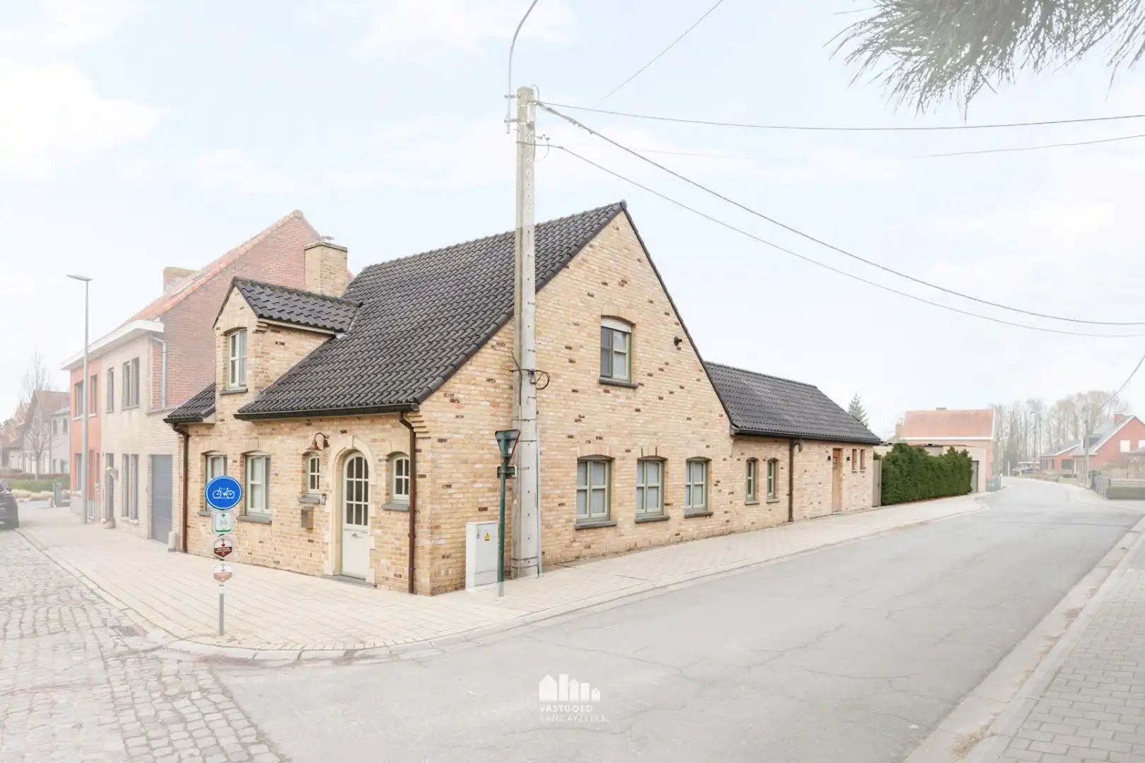 Instapklare, energiezuinige woning met tuin en dubbele garage in hartje Voormezele foto 3