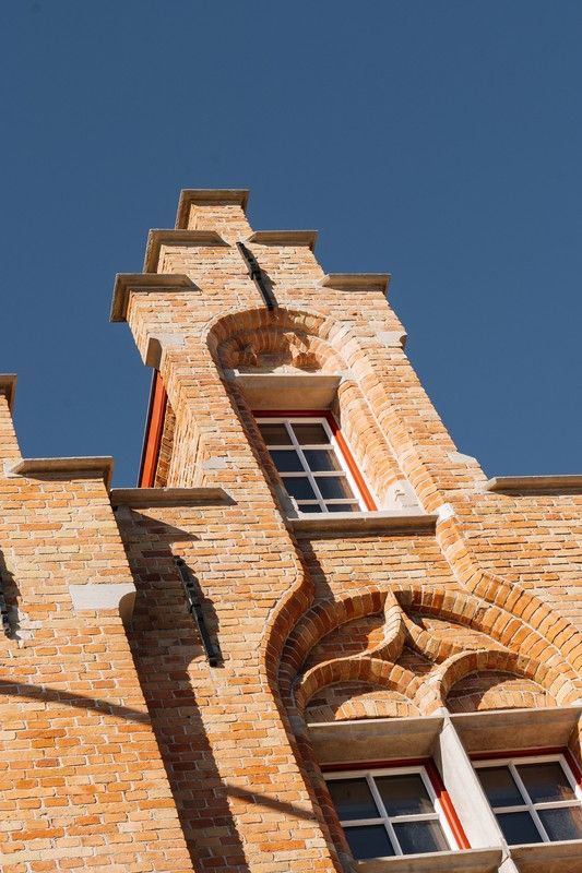 Hectaar realiseert Residentie De Gendarmerie: sfeervol wonen in een historisch gebouw met modern comfort op de hoek van de Sint-Pieterskaai met de Vaartstraat te Brugge. foto 2