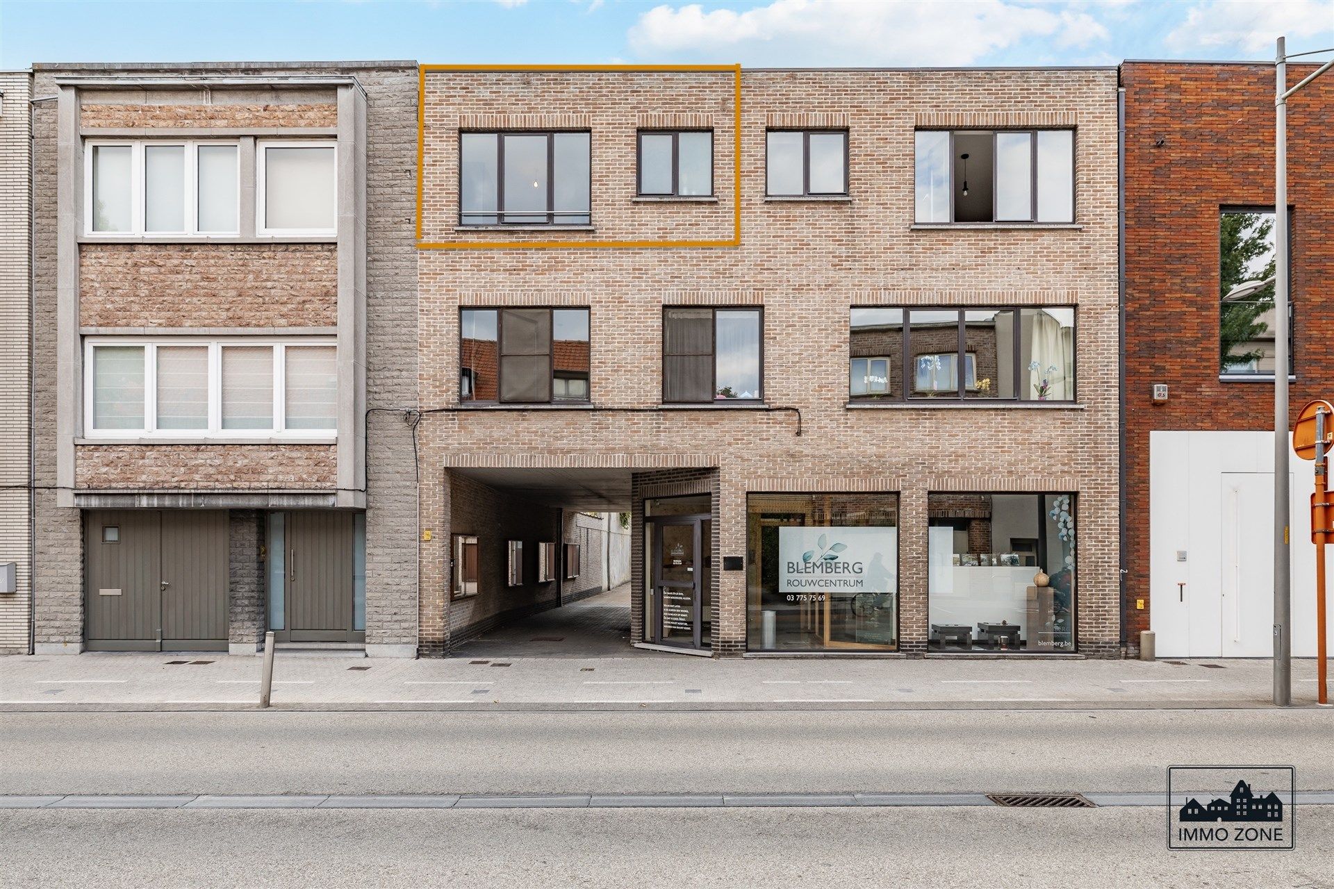 Hoofdfoto van de publicatie: Ruim éénslaapkamerappartement te koop met terras en garage