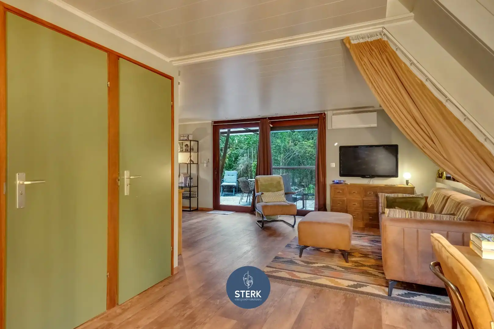 SFEERVOLLE VAKANTIEWONING INCL. INBOEDEL EN RUIME TUIN OP SONNEVIJVER !  foto 6
