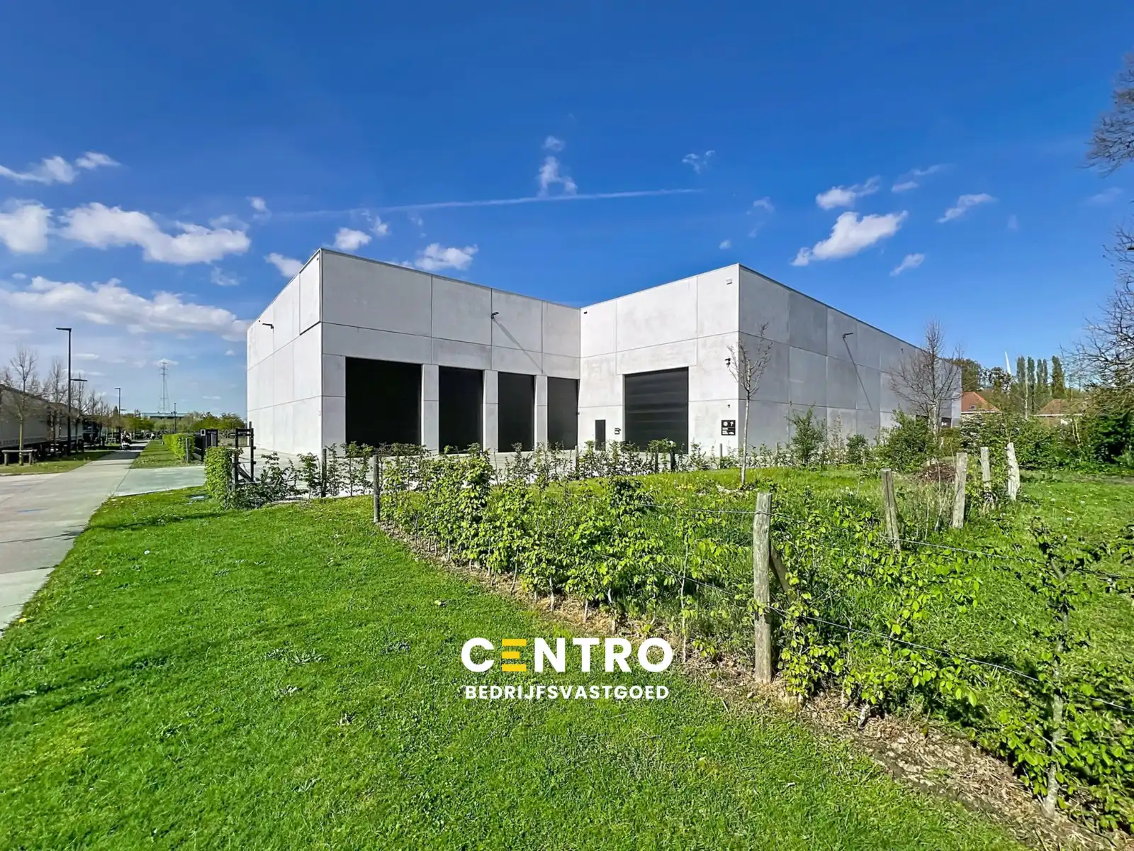 Share-deal: duurzaam, strak en ecologisch HIGH-END afgewerkt bedrijfsgebouw (°2020) met productiehal en kantoren op een perceel van 5.069m². foto {{pictureIndex}}