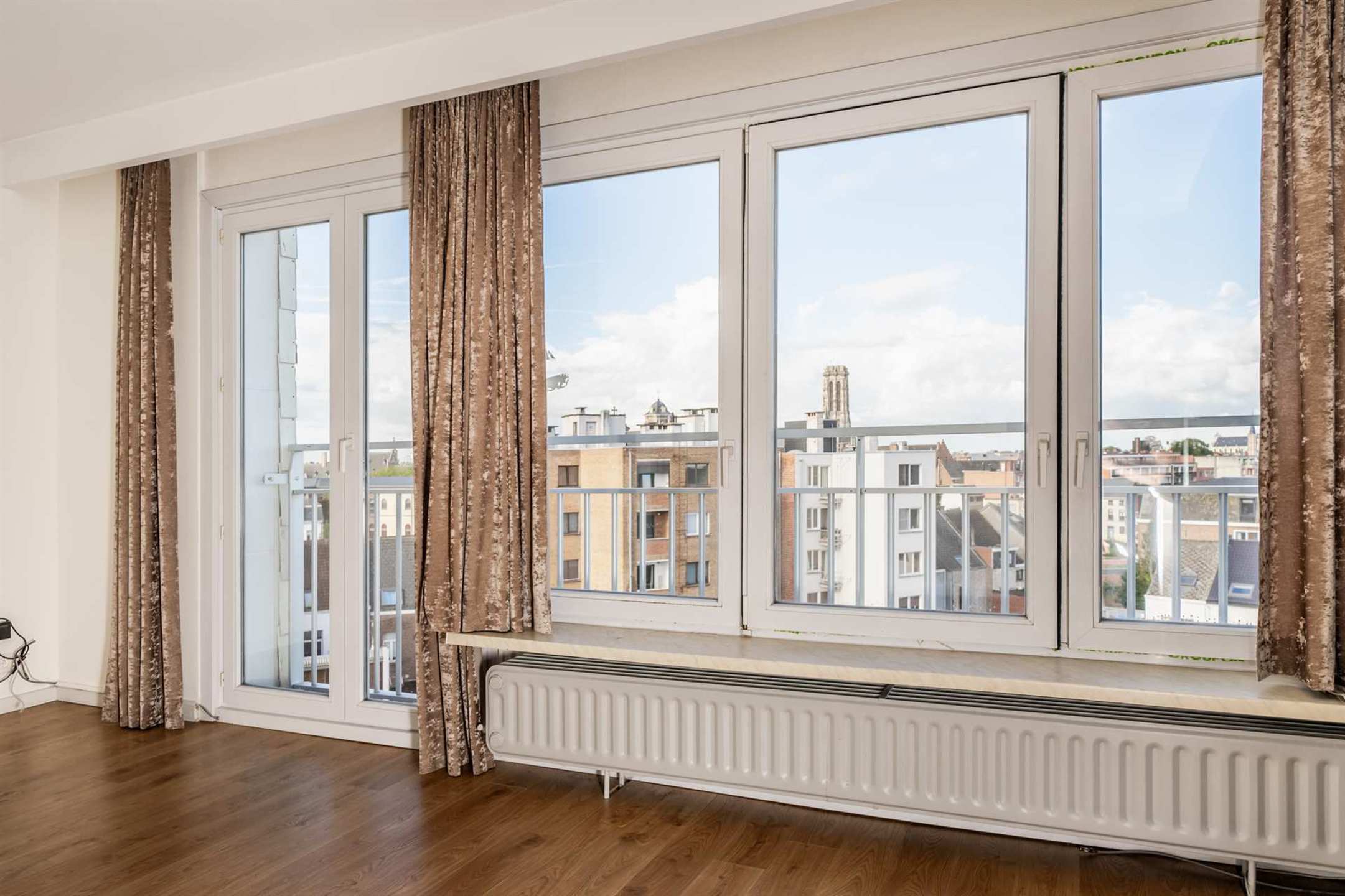 Ruim 3 slaapkamer appartement met prachtig uitzicht foto 4