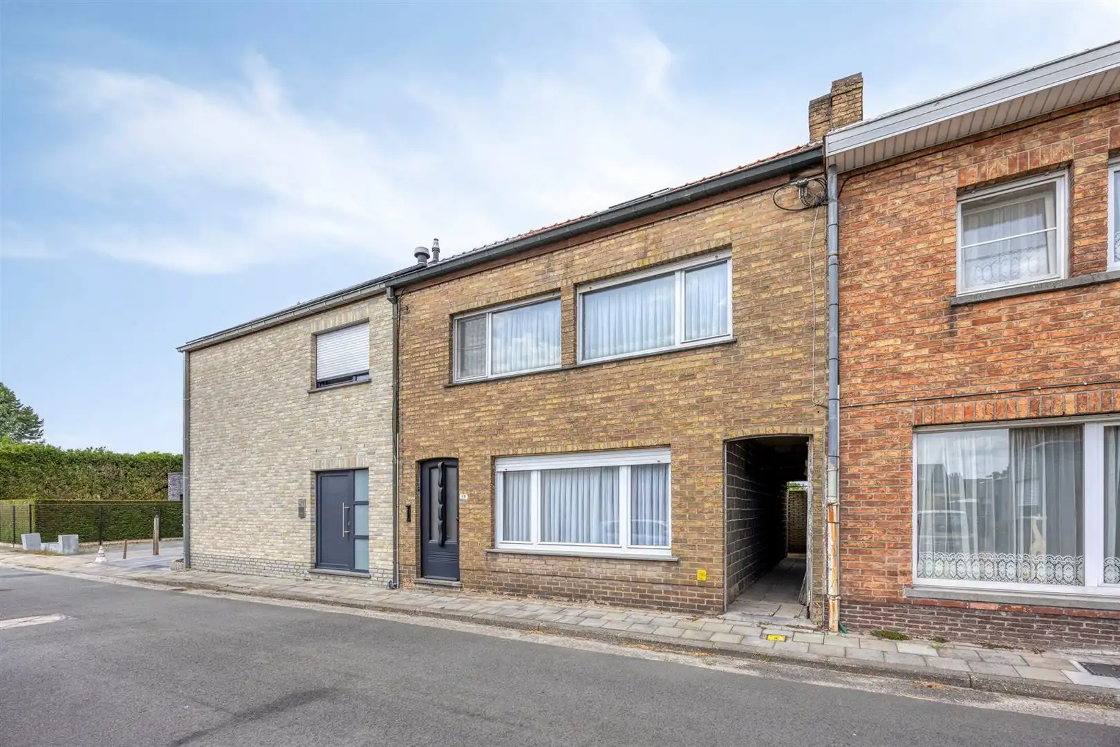 Te renoveren woning met zeer goede structuur en zijtoegang! foto 3