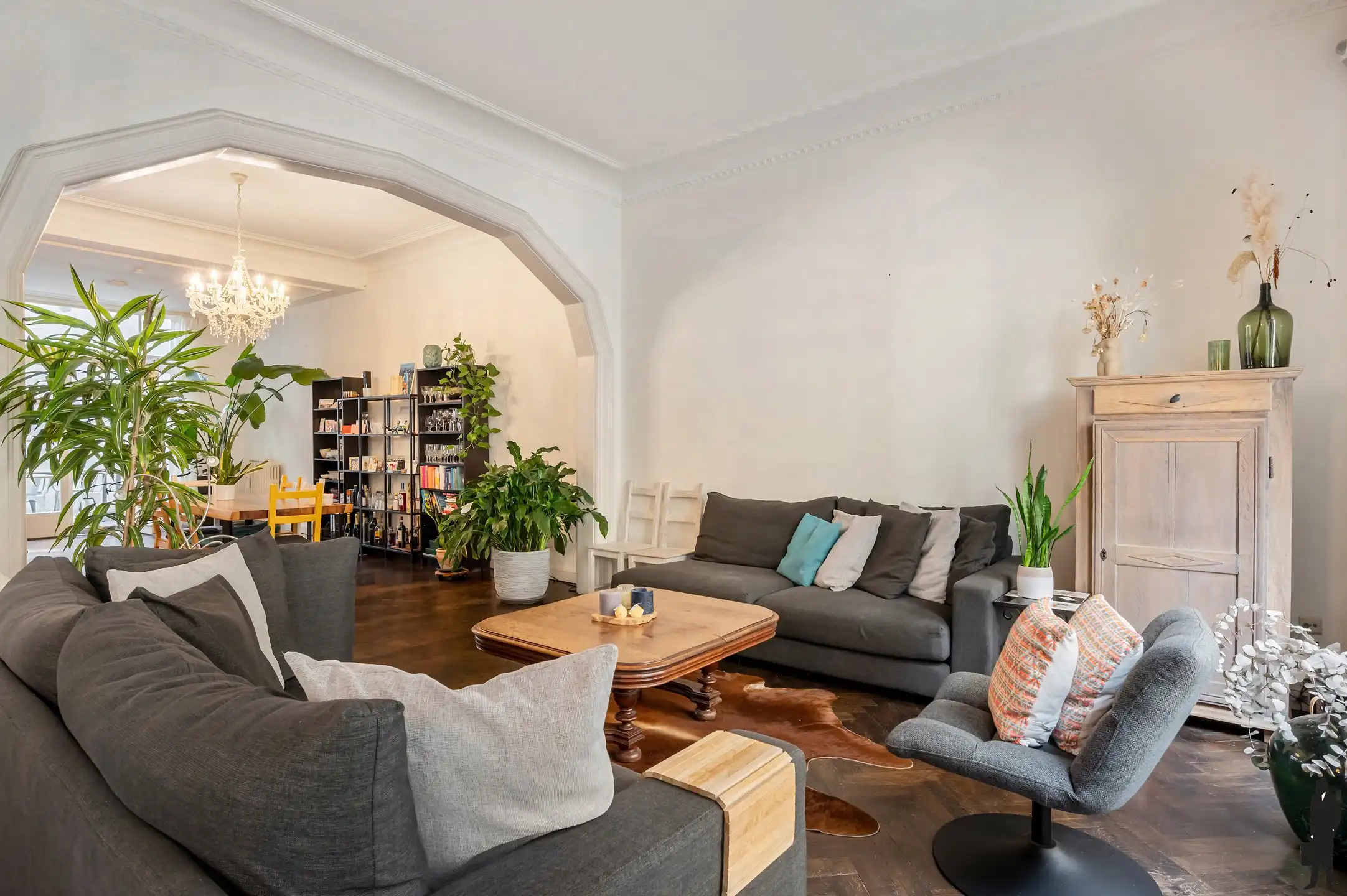 Authentiek appartement met hoge plafonds en terras foto 4