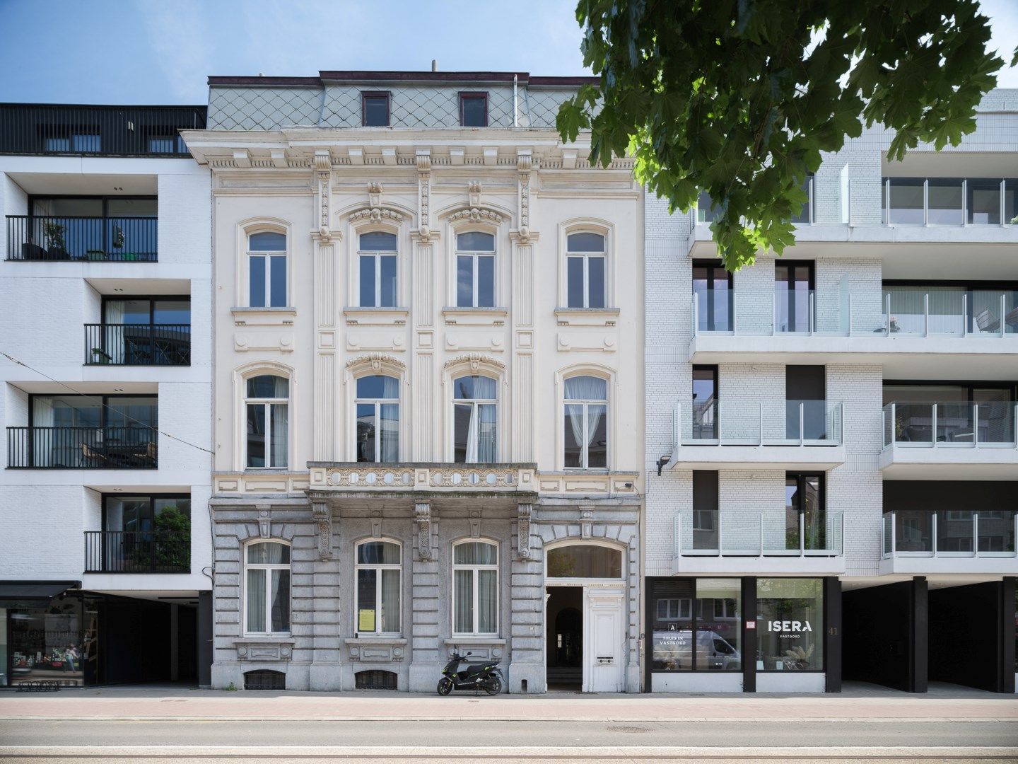 Hoofdfoto van de publicatie: ARCHITECTURALE HERENWONING MET HISTORISCHE CHARME